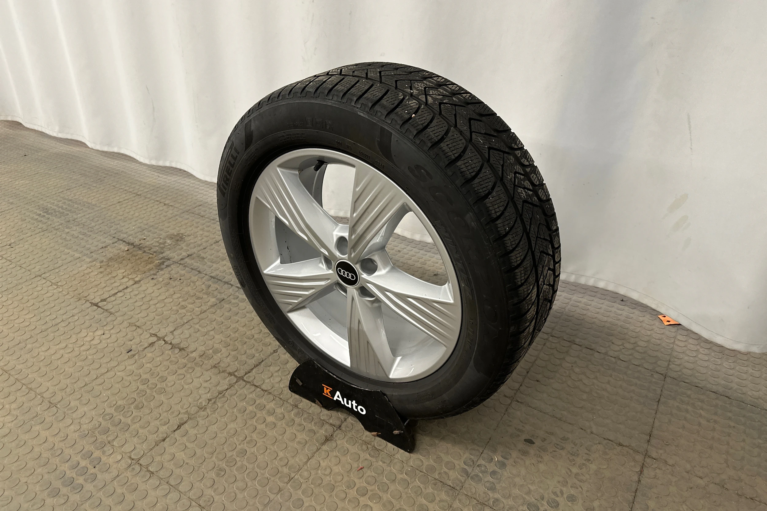 musta Audi Q4 e-tron 2023 kuva 13.