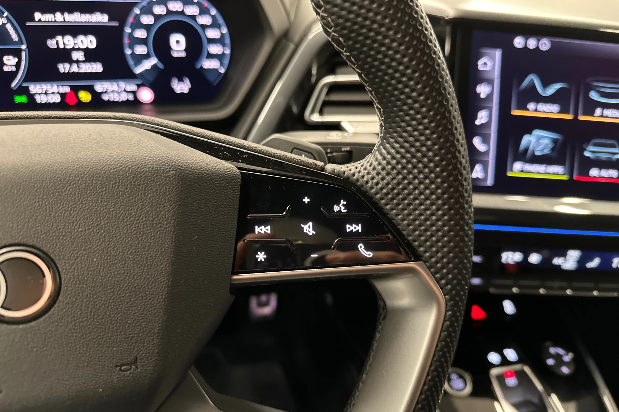 musta Audi Q4 e-tron 2023 kuva 16.