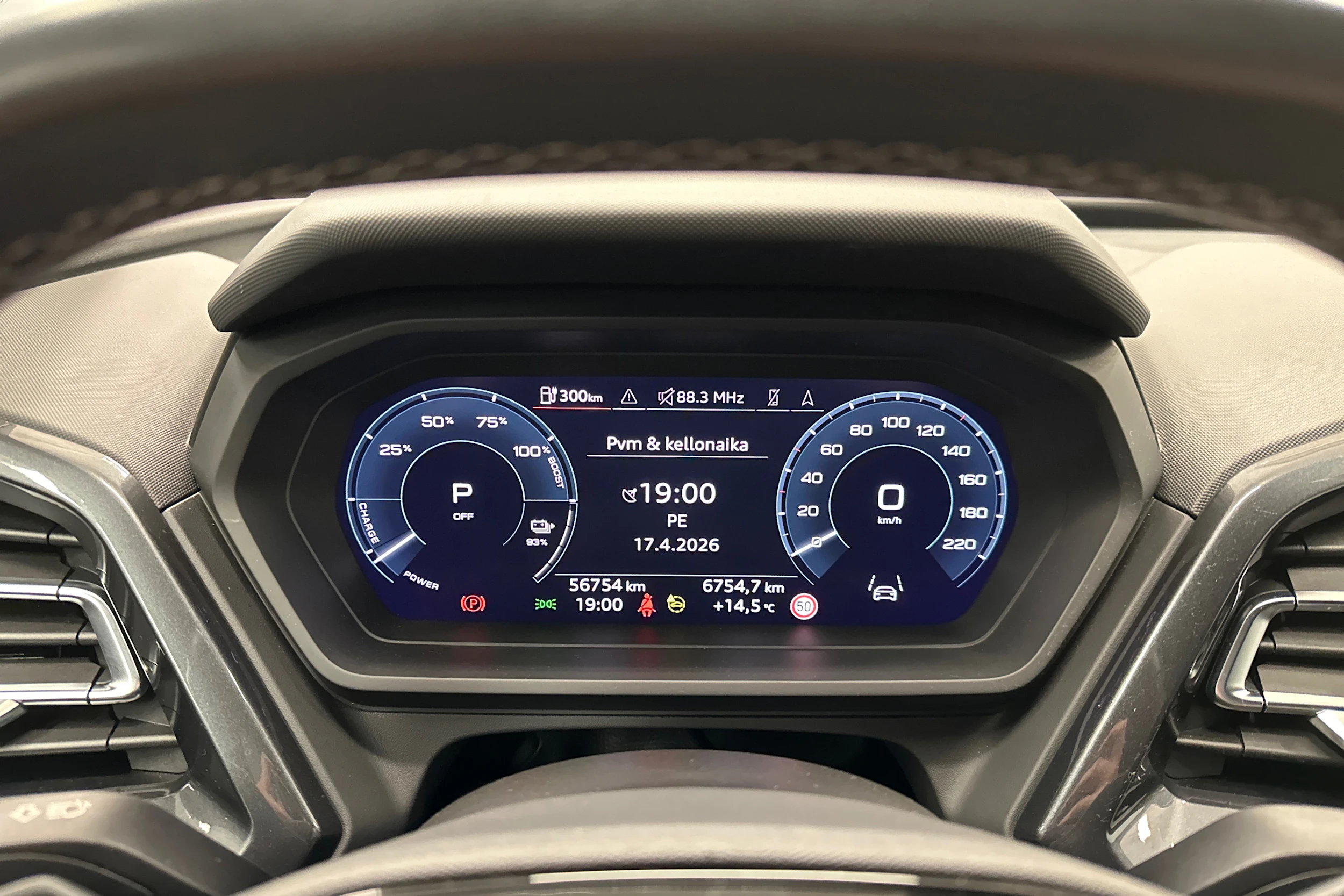 musta Audi Q4 e-tron 2023 kuva 18.