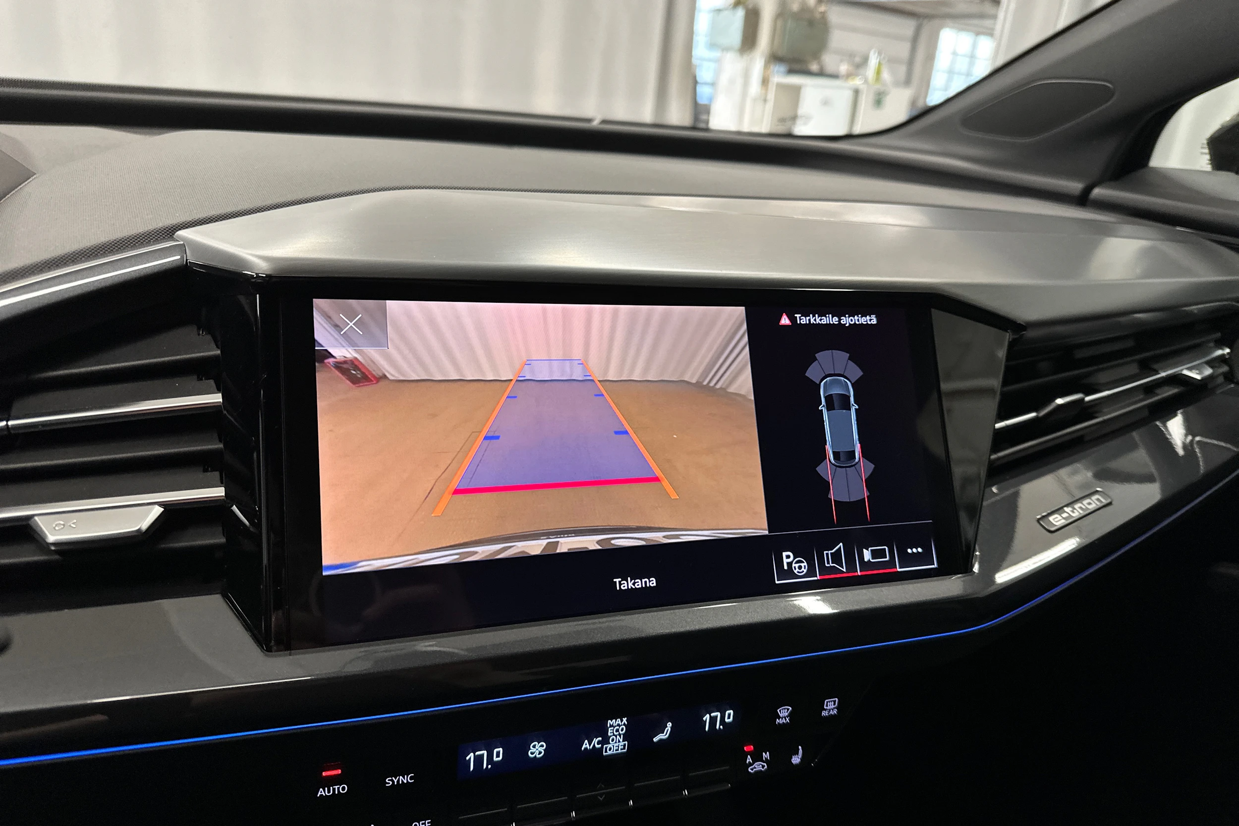 musta Audi Q4 e-tron 2023 kuva 20.