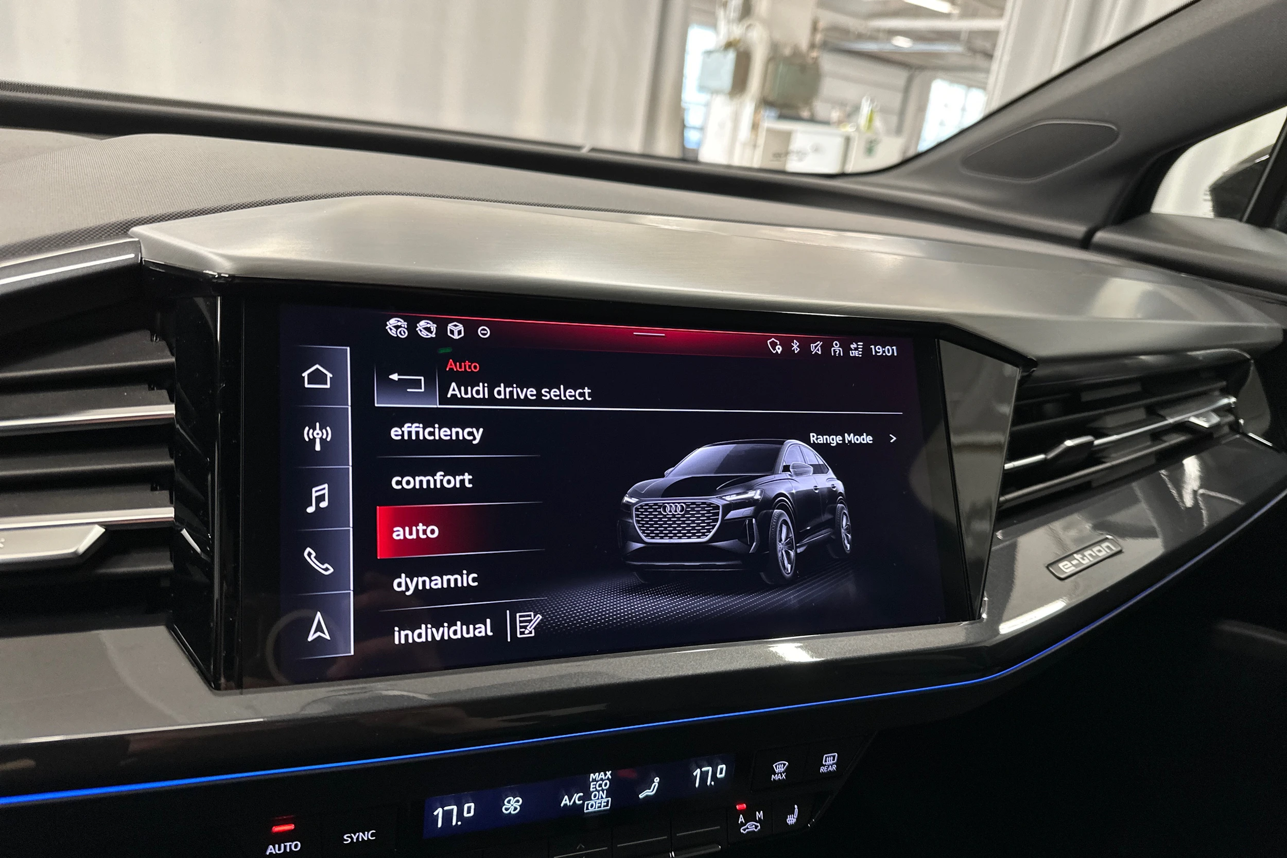 musta Audi Q4 e-tron 2023 kuva 23.