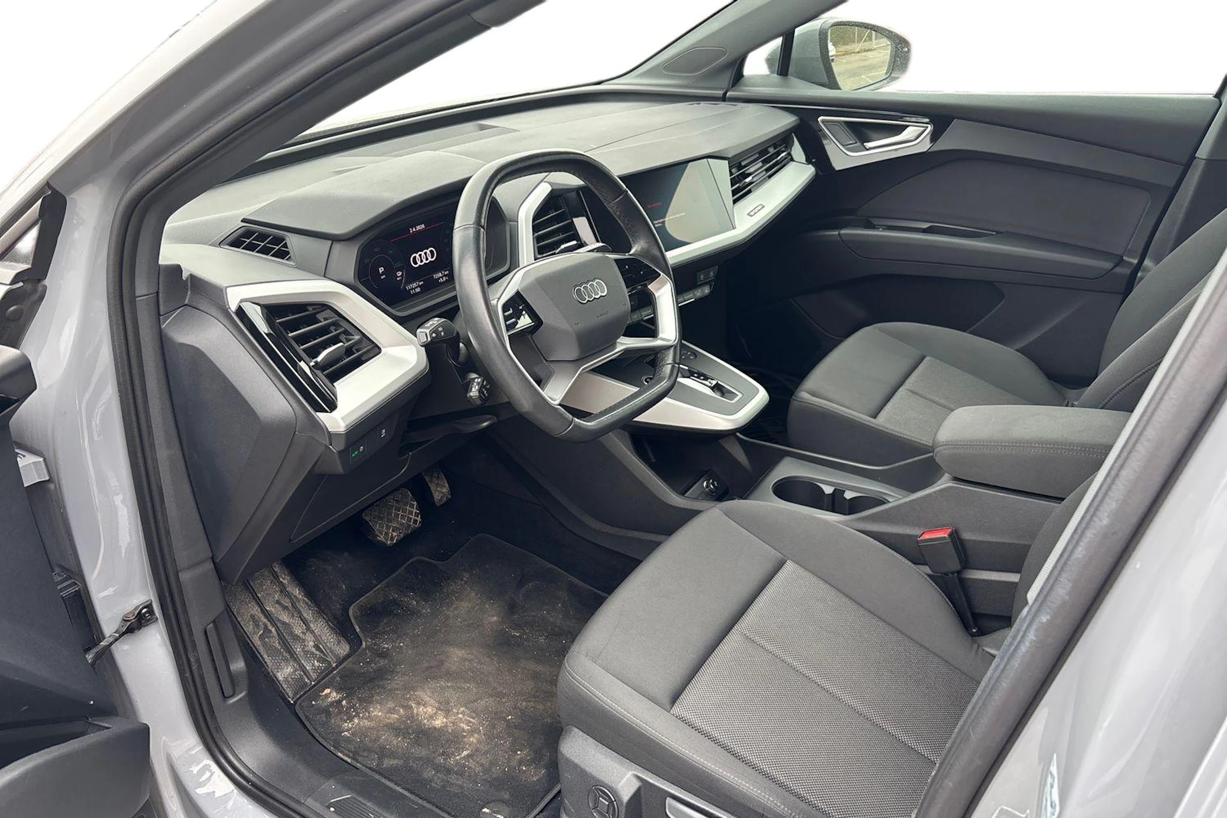 harmaa Audi Q4 e-tron 2023 kuva 3.