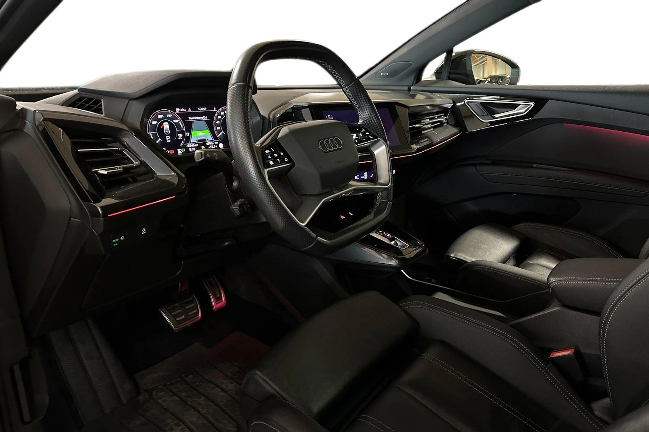 Musta Audi Q4 e-tron 2023 kuva 3.