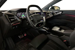 Musta Audi Q4 e-tron 2023 kuva 3.
