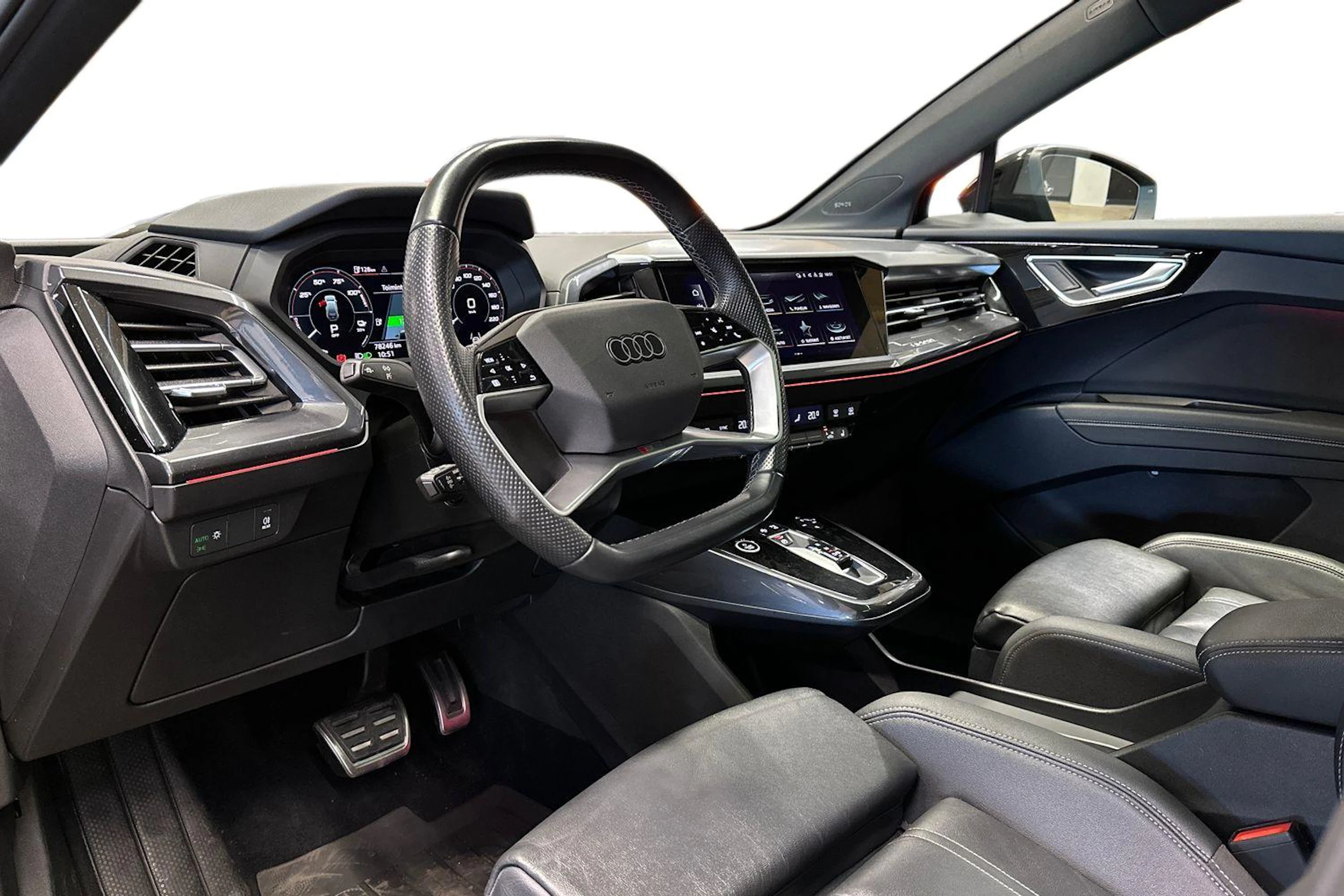 Musta Audi Q4 e-tron 2023 kuva 8.