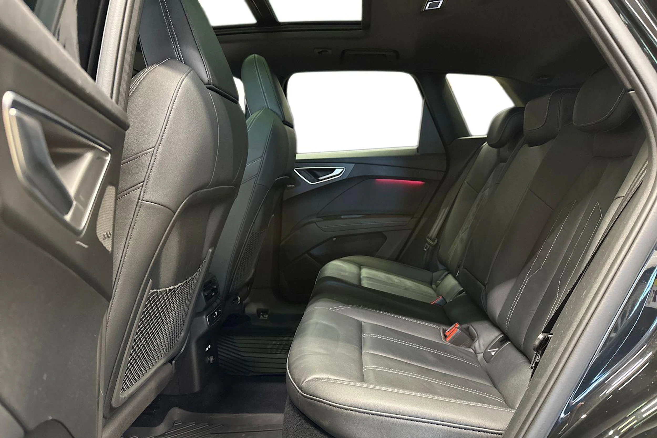 Musta Audi Q4 e-tron 2023 kuva 11.