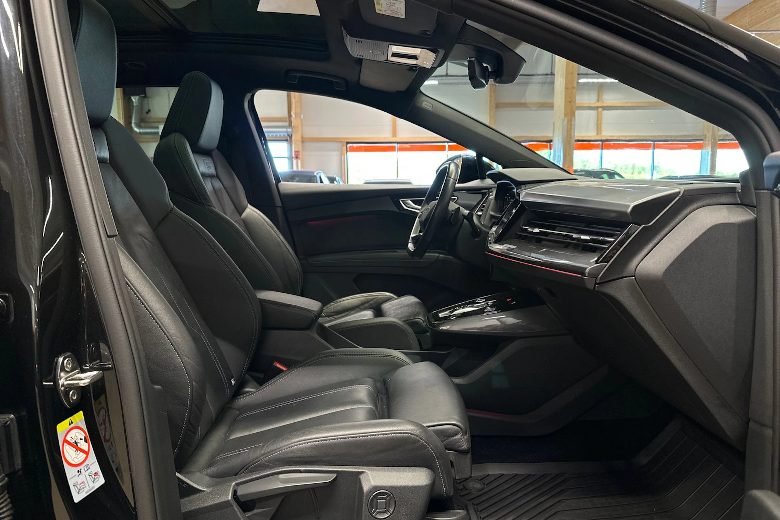 Musta Audi Q4 e-tron 2023 kuva 15.