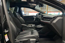 Musta Audi Q4 e-tron 2023 kuva 15.