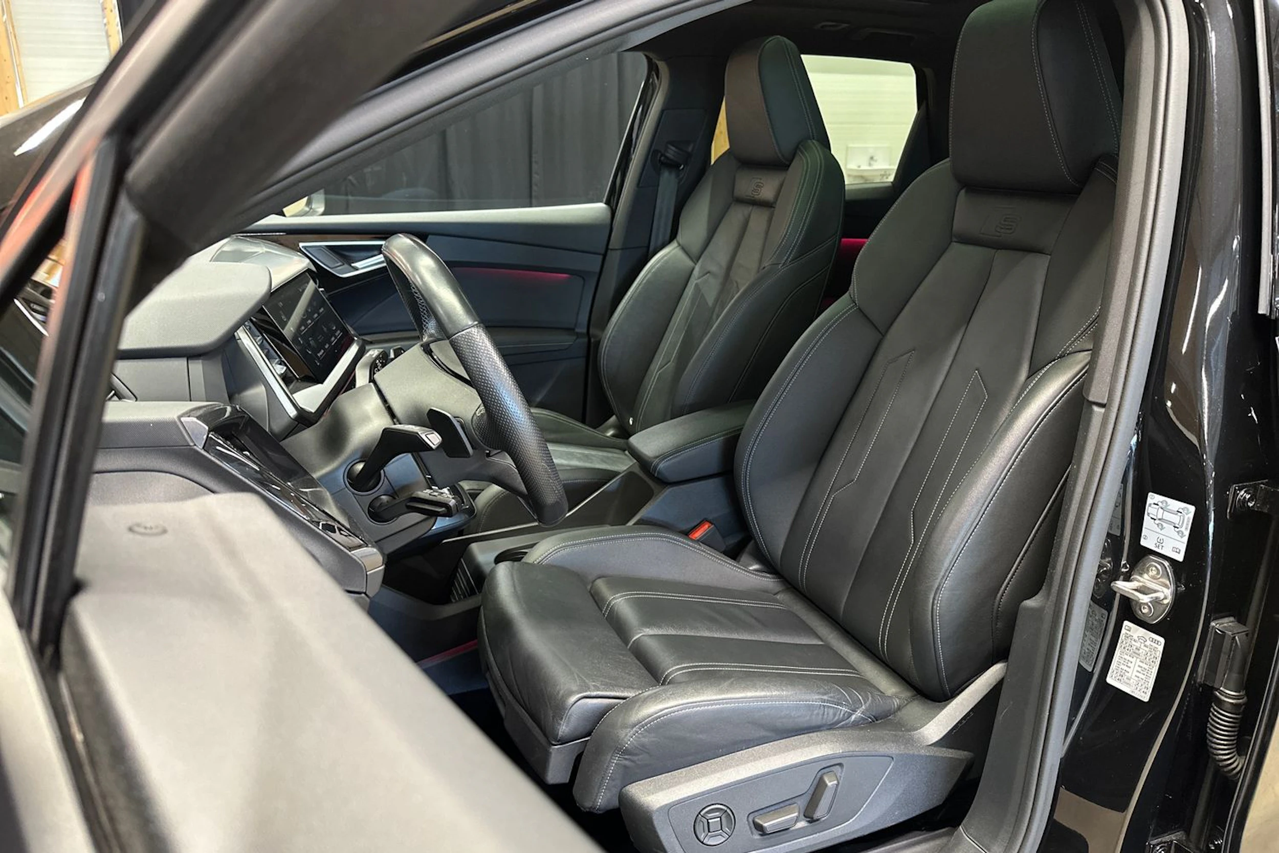 Musta Audi Q4 e-tron 2023 kuva 16.