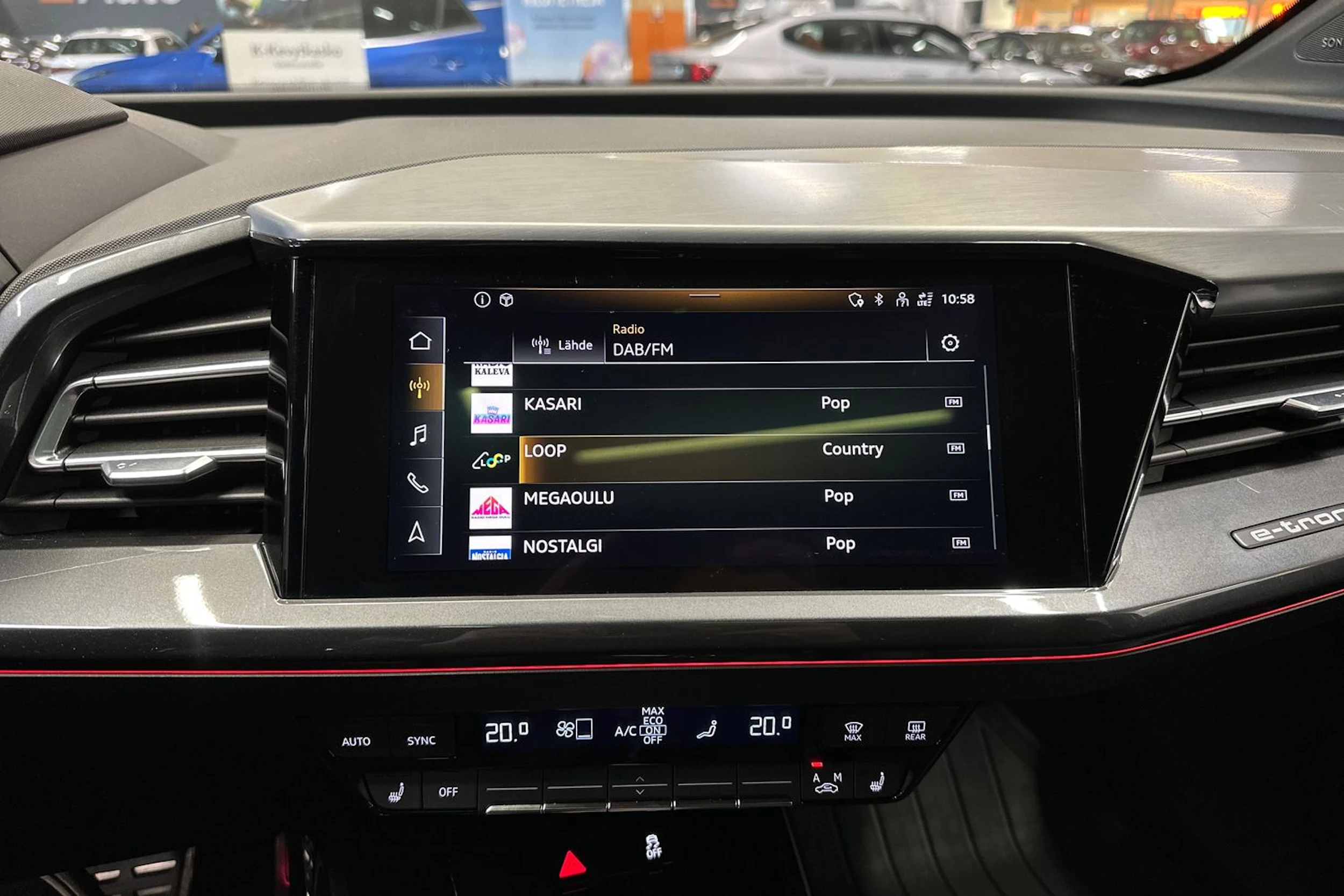 Musta Audi Q4 e-tron 2023 kuva 24.