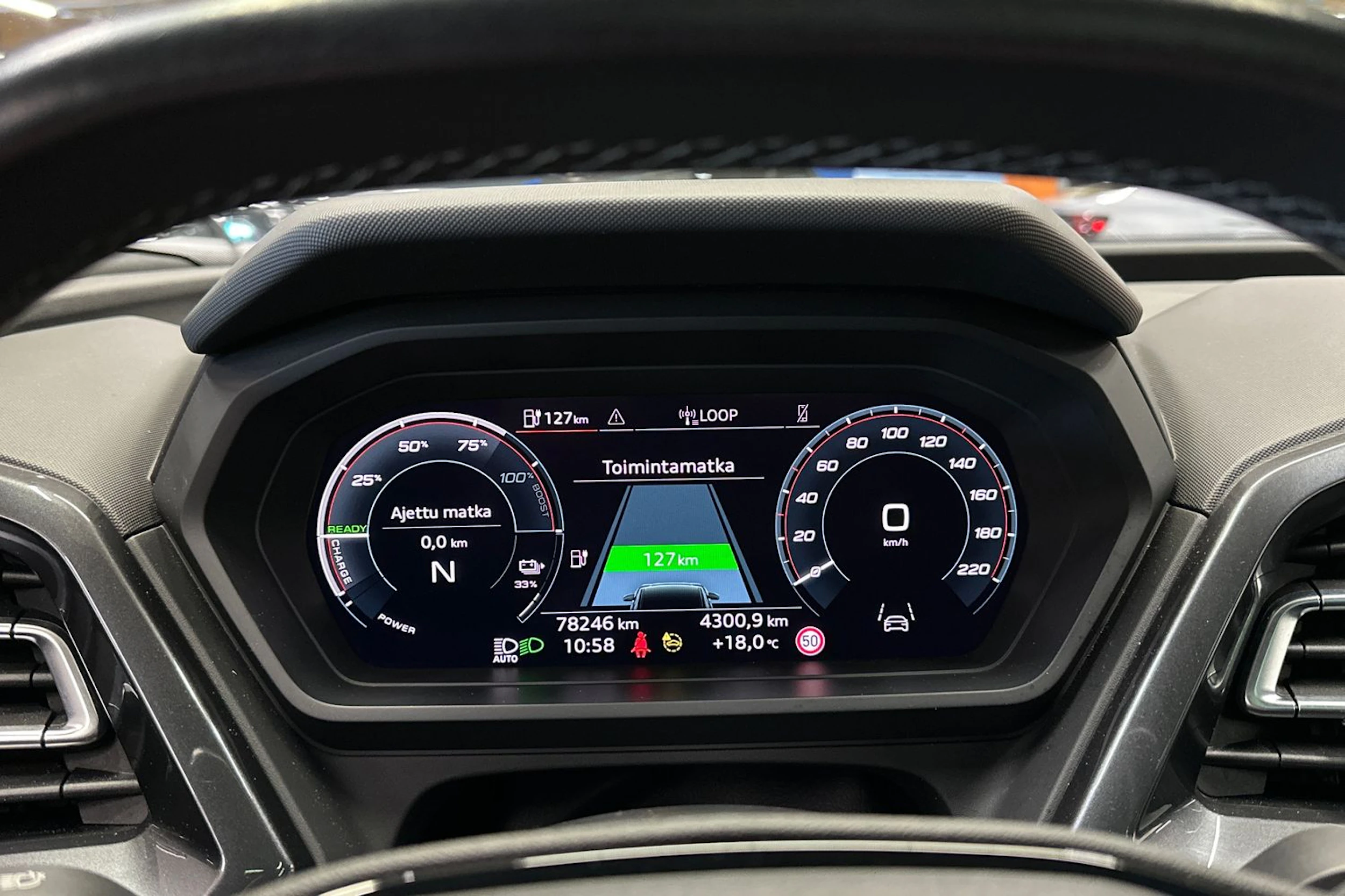 Musta Audi Q4 e-tron 2023 kuva 25.