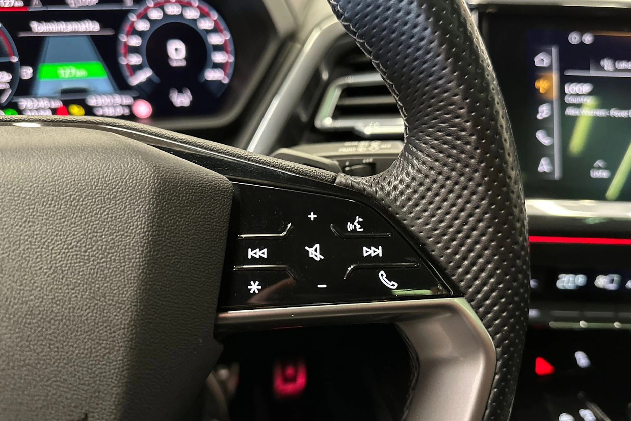 Musta Audi Q4 e-tron 2023 kuva 27.