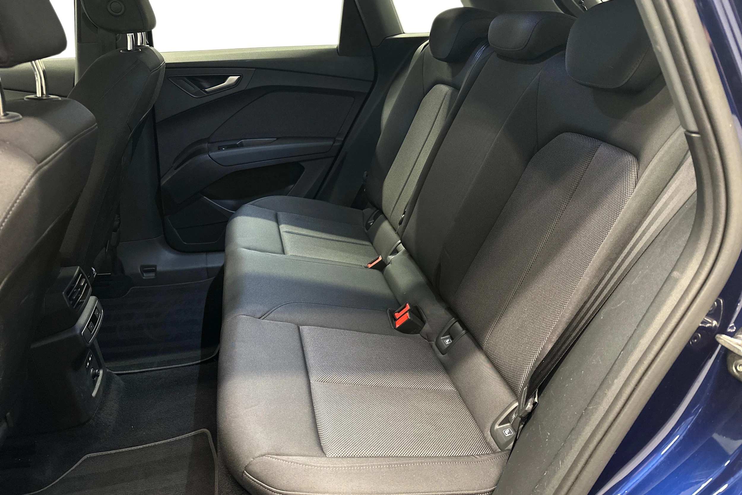 sininen Audi Q4 e-tron 2023 kuva 8.