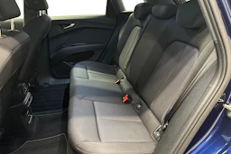 sininen Audi Q4 e-tron 2023 kuva 8.