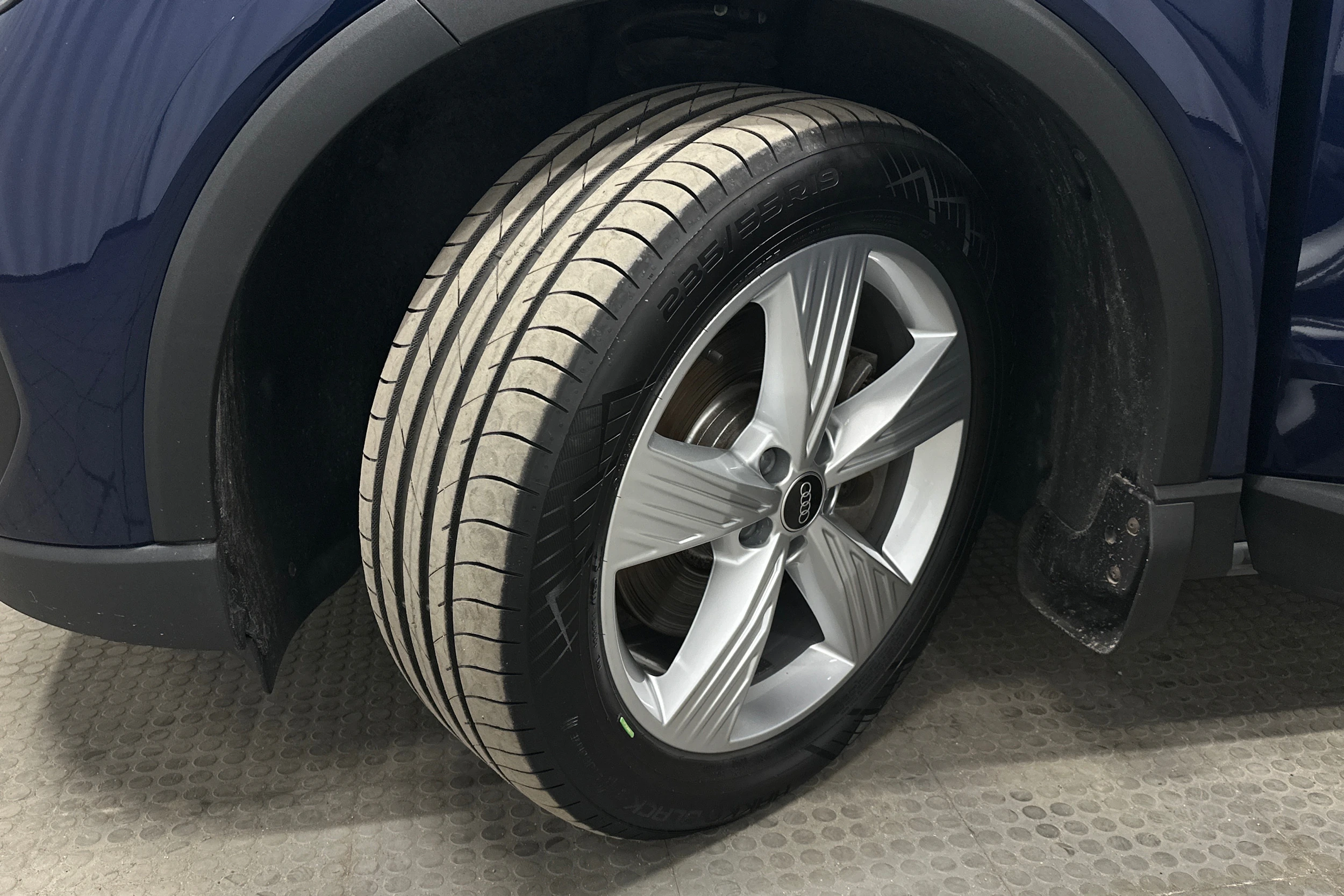 sininen Audi Q4 e-tron 2023 kuva 10.