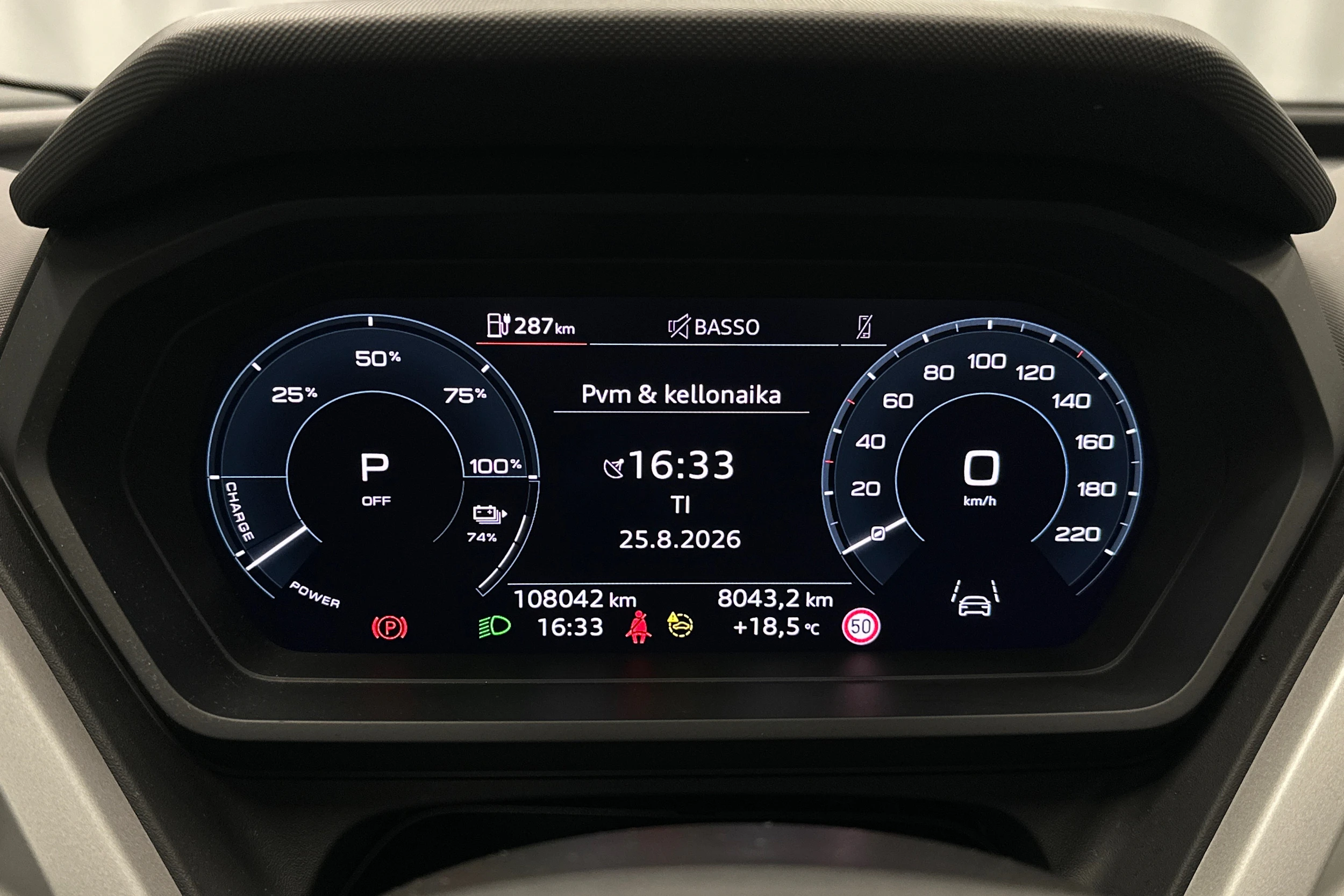 sininen Audi Q4 e-tron 2023 kuva 13.