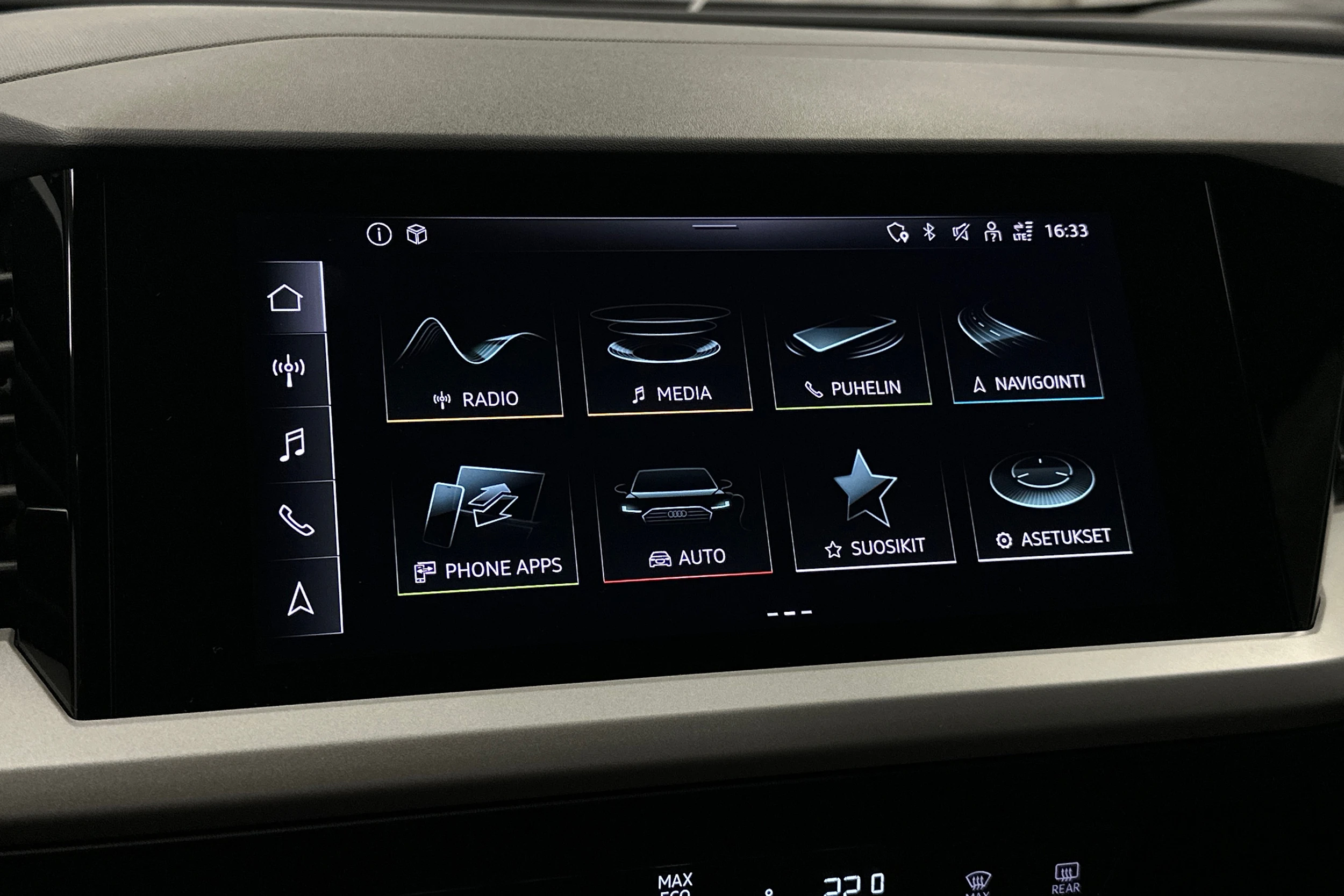 sininen Audi Q4 e-tron 2023 kuva 16.
