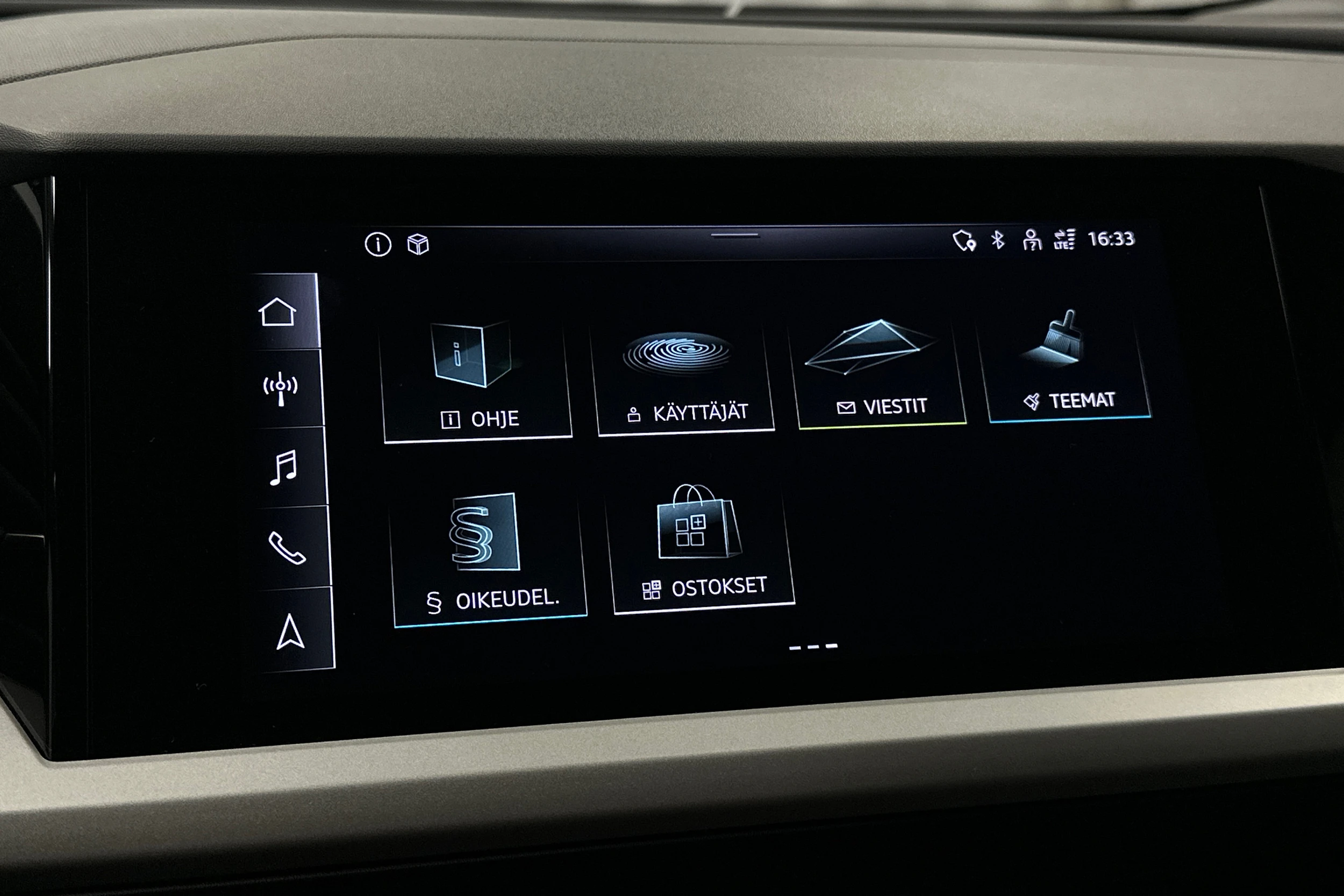 sininen Audi Q4 e-tron 2023 kuva 17.
