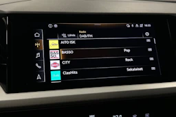 sininen Audi Q4 e-tron 2023 kuva 18.