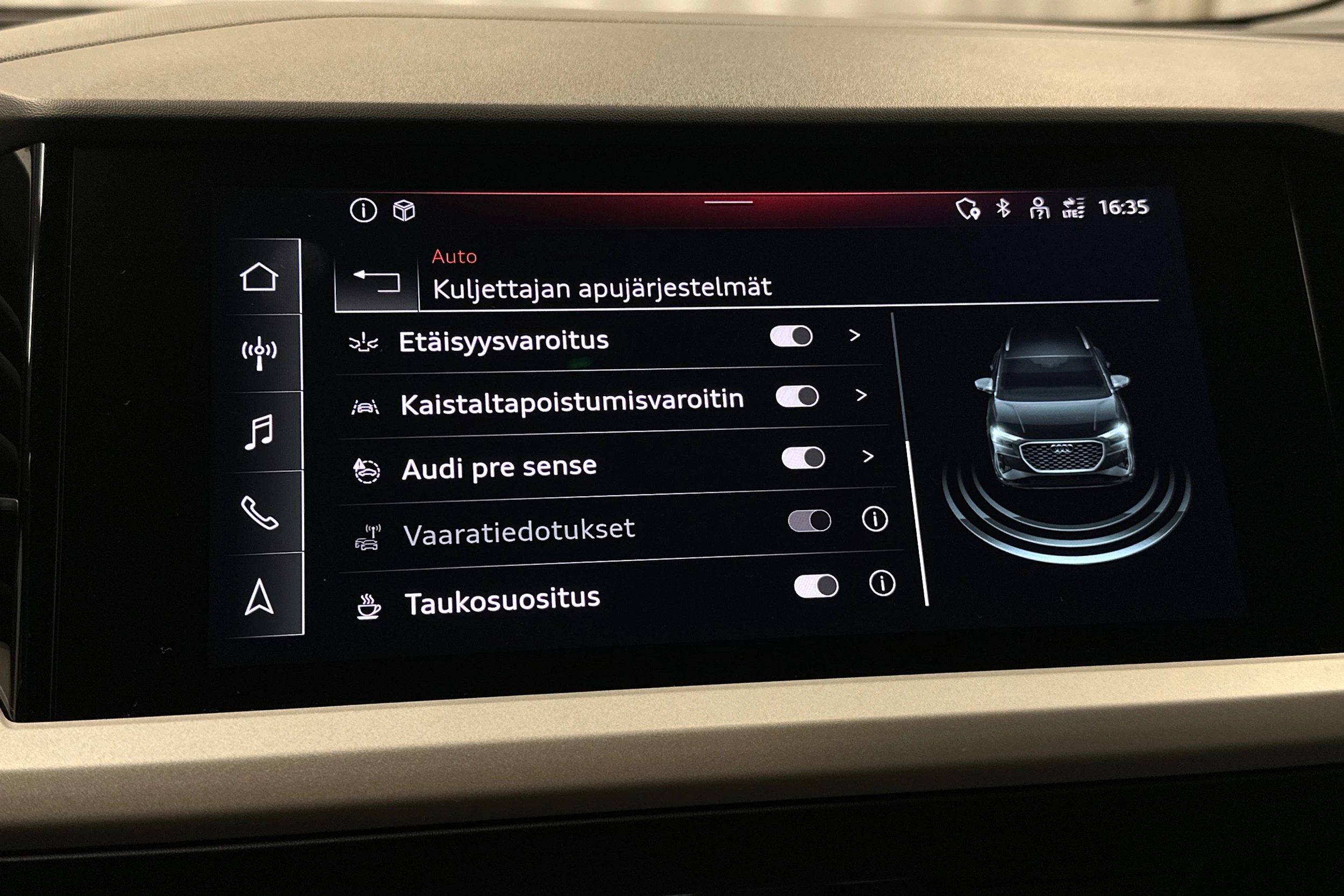 sininen Audi Q4 e-tron 2023 kuva 25.