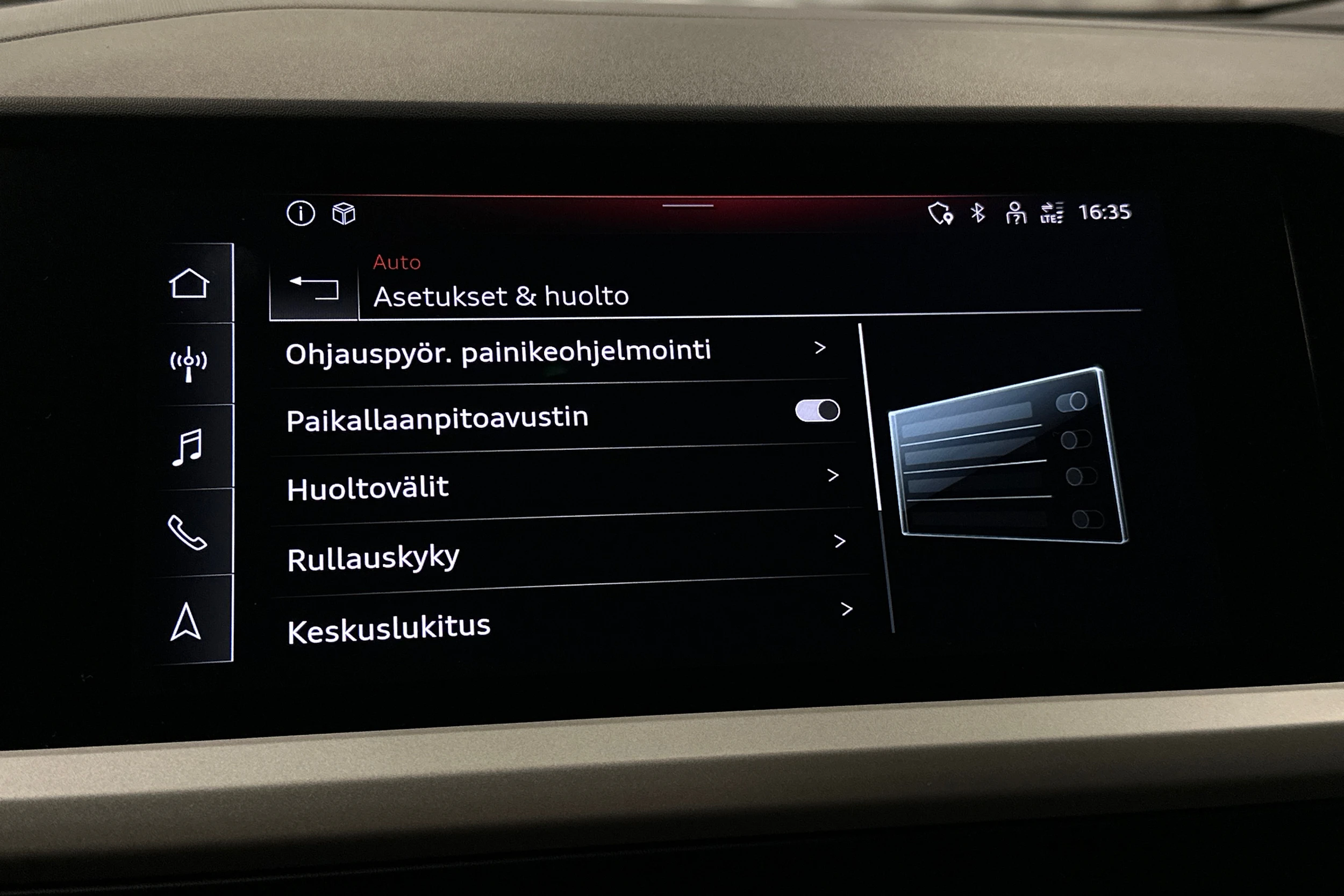 sininen Audi Q4 e-tron 2023 kuva 26.