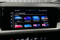 sininen Audi Q4 e-tron 2023 kuva 28.