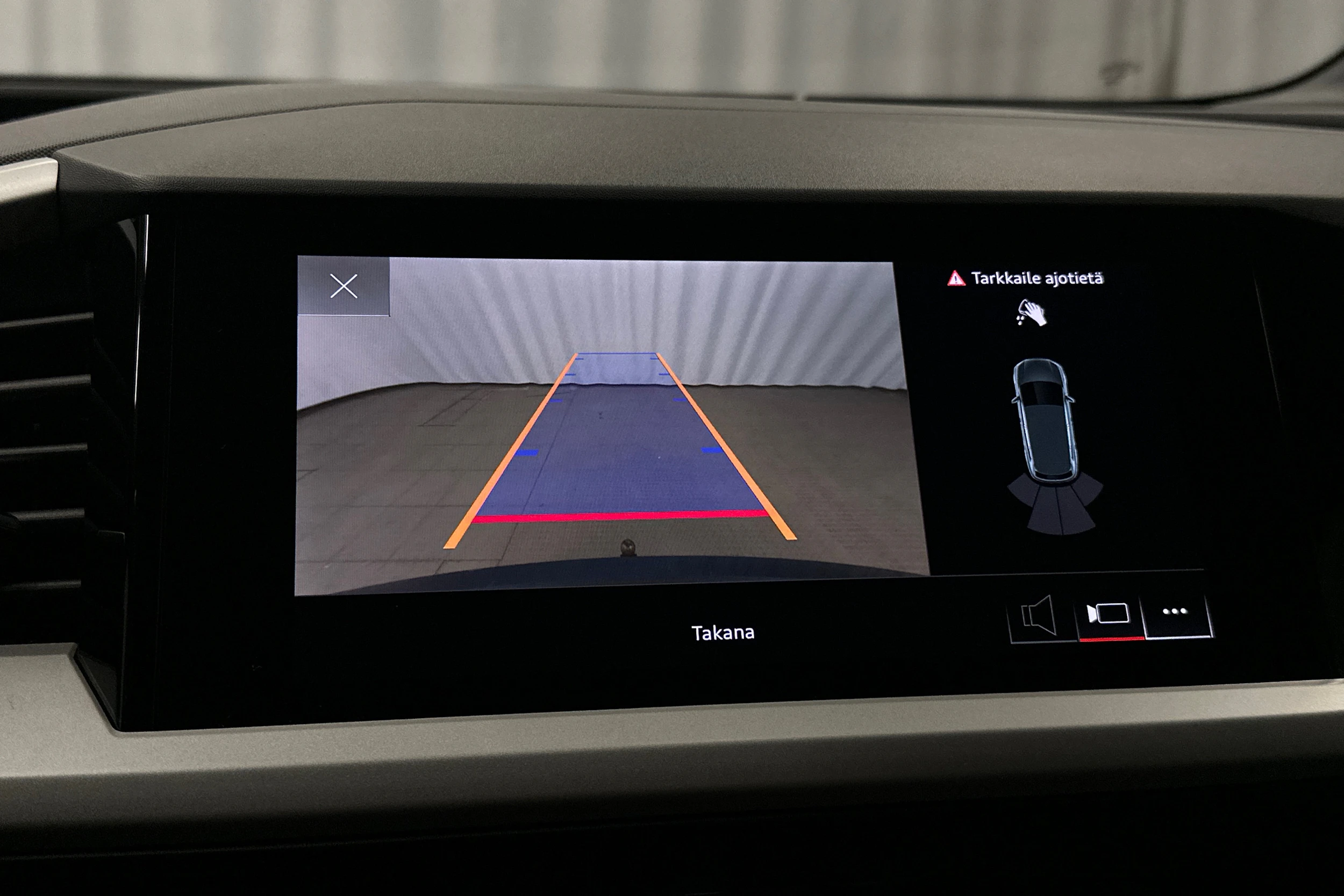 sininen Audi Q4 e-tron 2023 kuva 29.