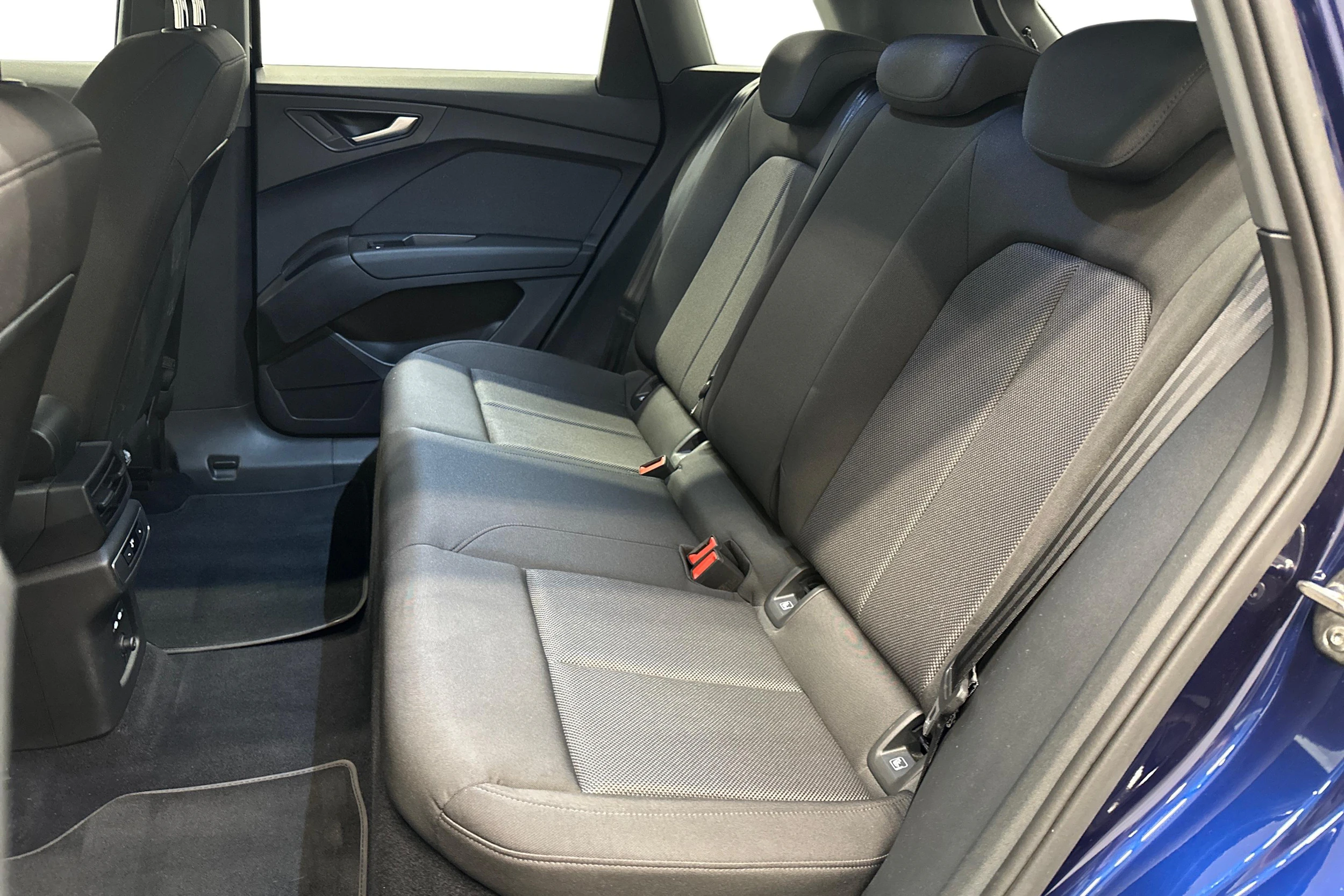 sininen Audi Q4 e-tron 2023 kuva 8.