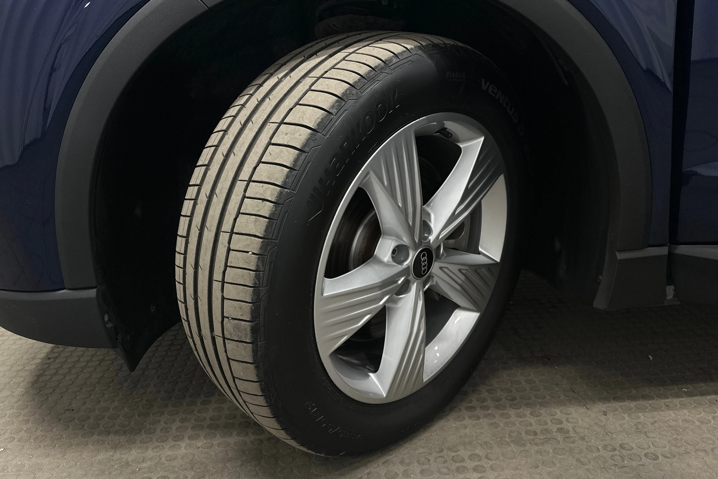 sininen Audi Q4 e-tron 2023 kuva 10.
