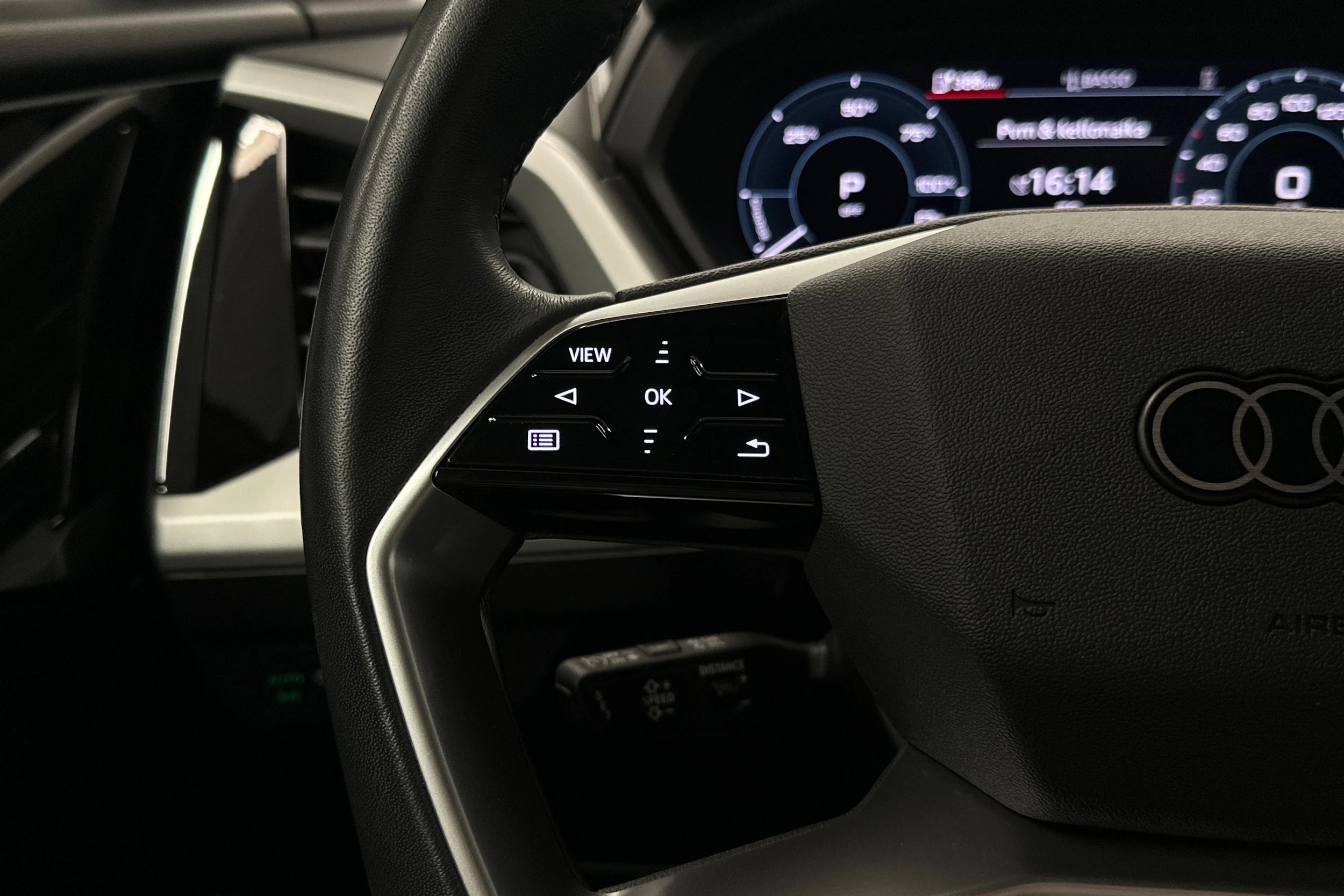 sininen Audi Q4 e-tron 2023 kuva 11.