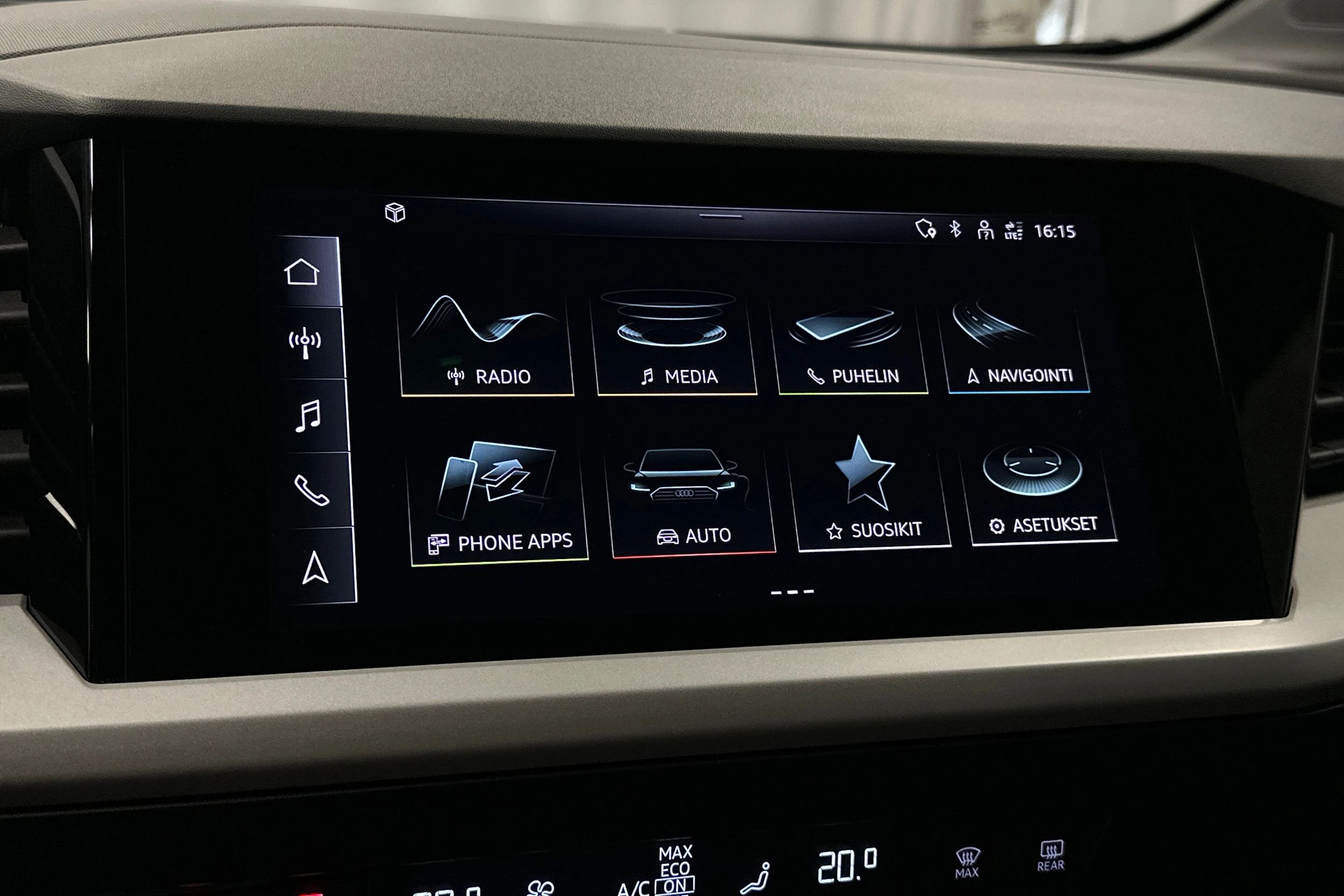 sininen Audi Q4 e-tron 2023 kuva 16.