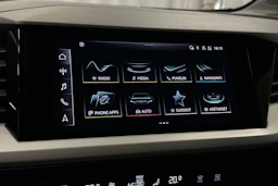 sininen Audi Q4 e-tron 2023 kuva 16.