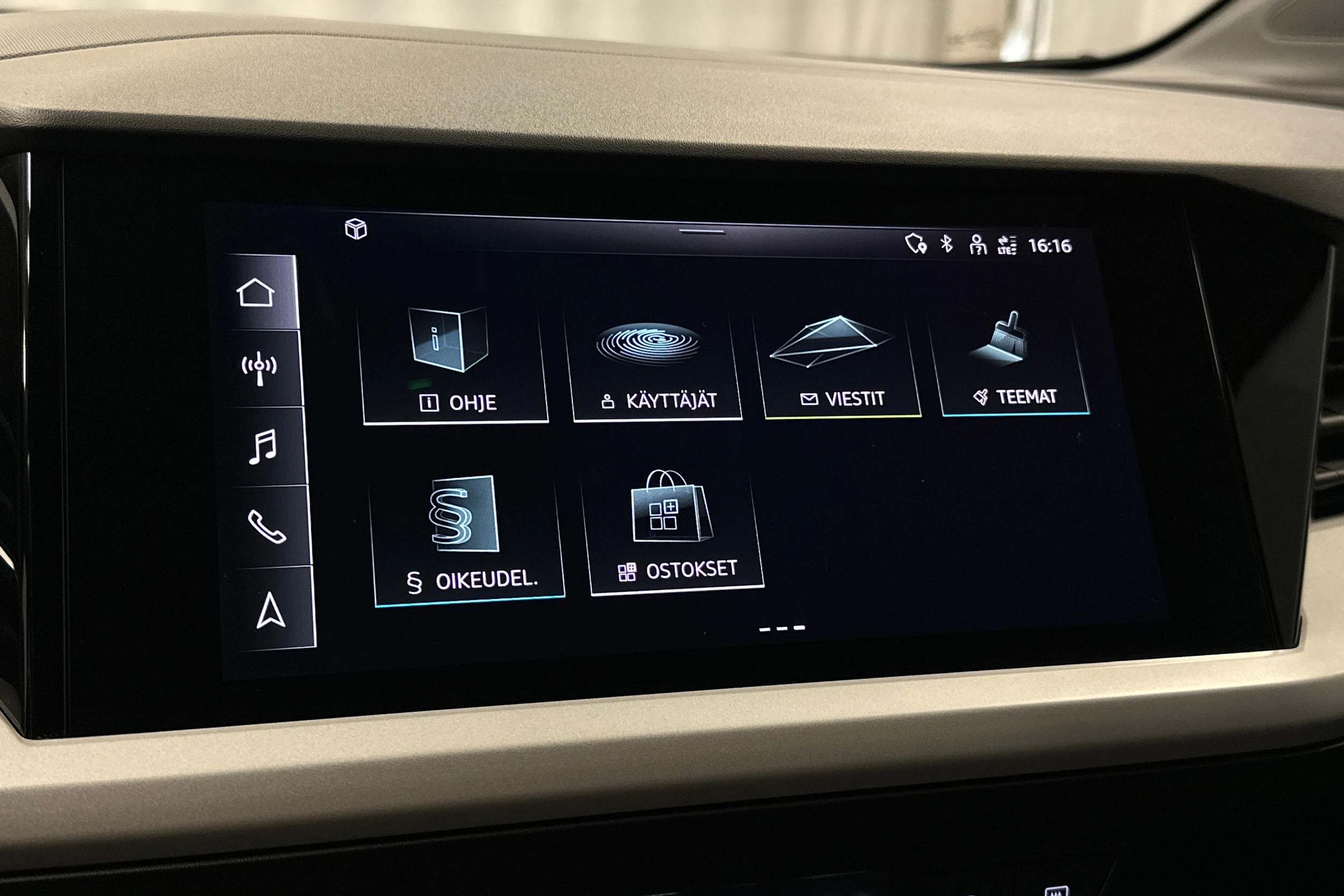 sininen Audi Q4 e-tron 2023 kuva 17.