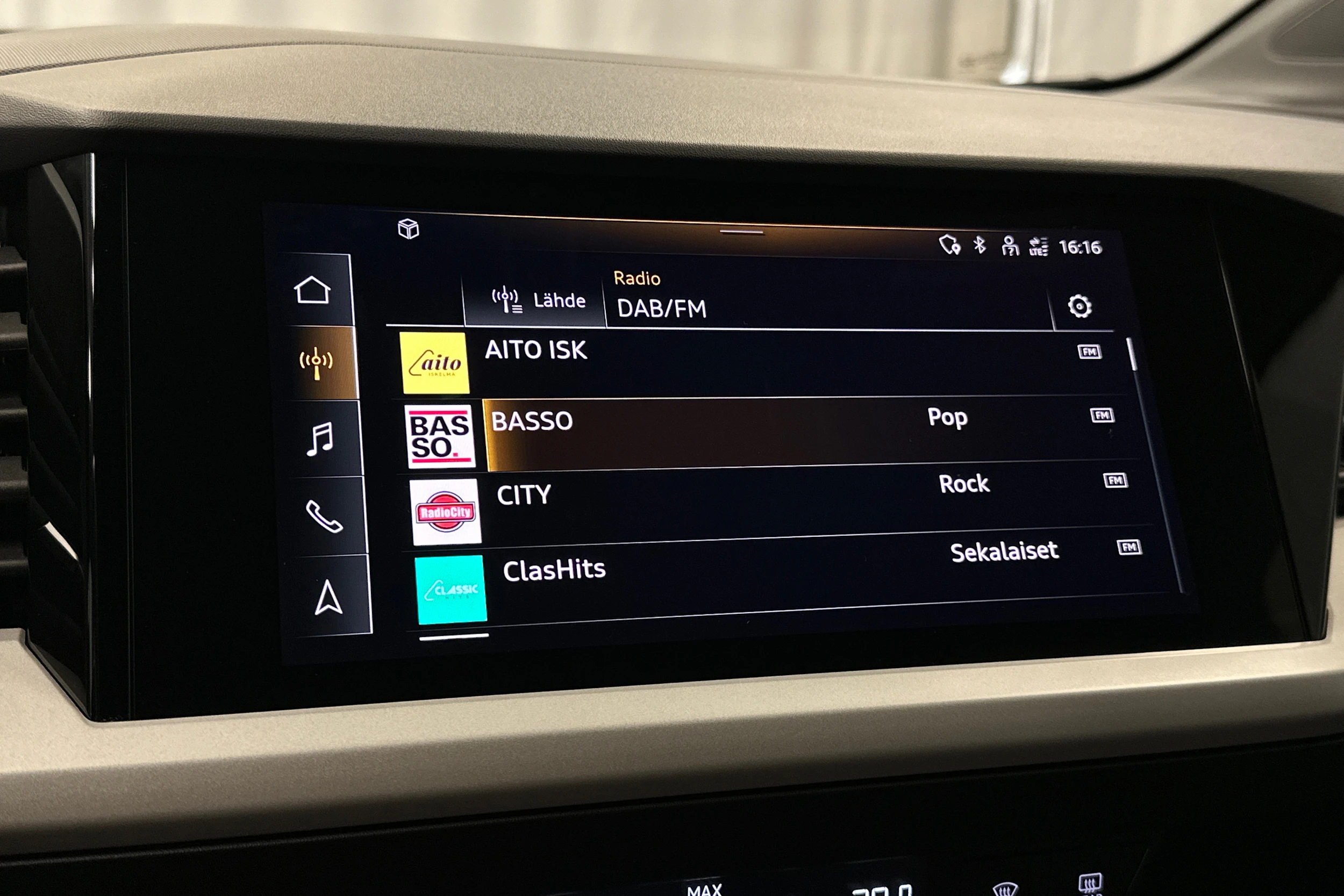 sininen Audi Q4 e-tron 2023 kuva 18.