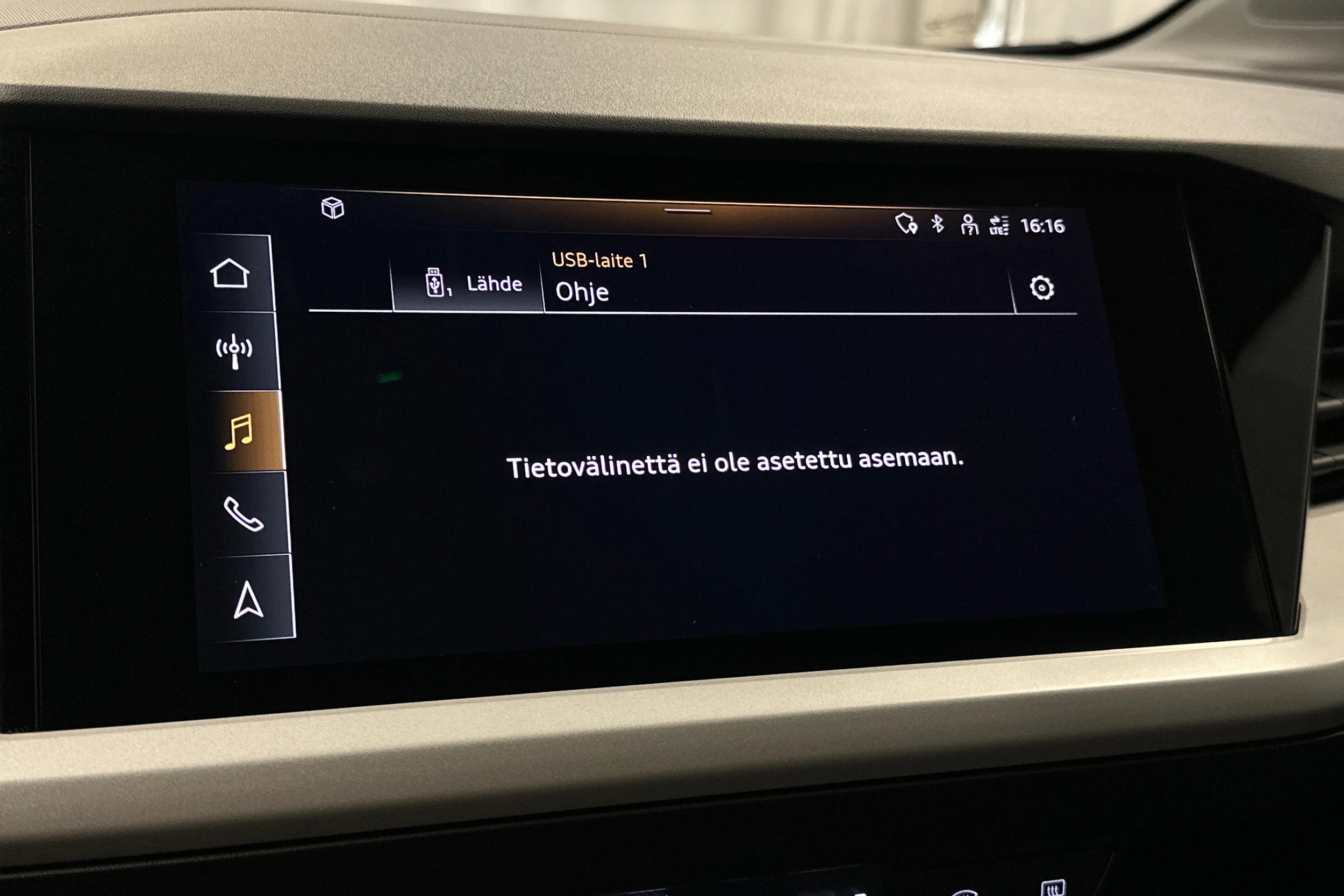 sininen Audi Q4 e-tron 2023 kuva 19.