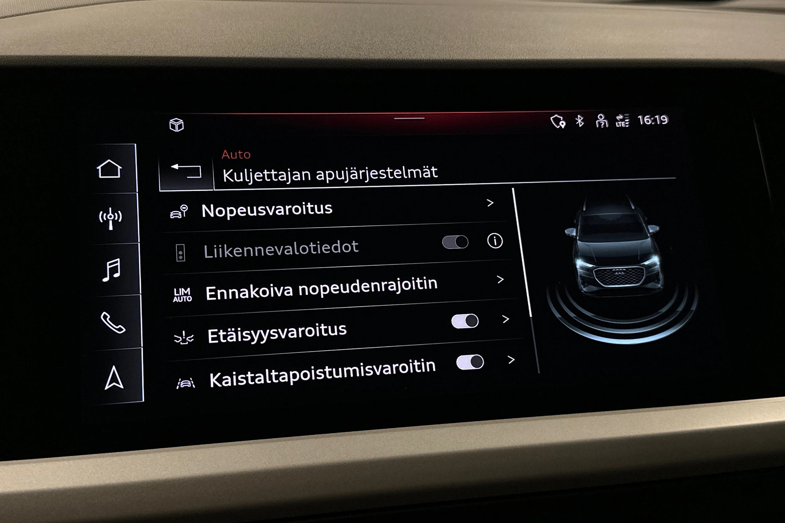 sininen Audi Q4 e-tron 2023 kuva 25.