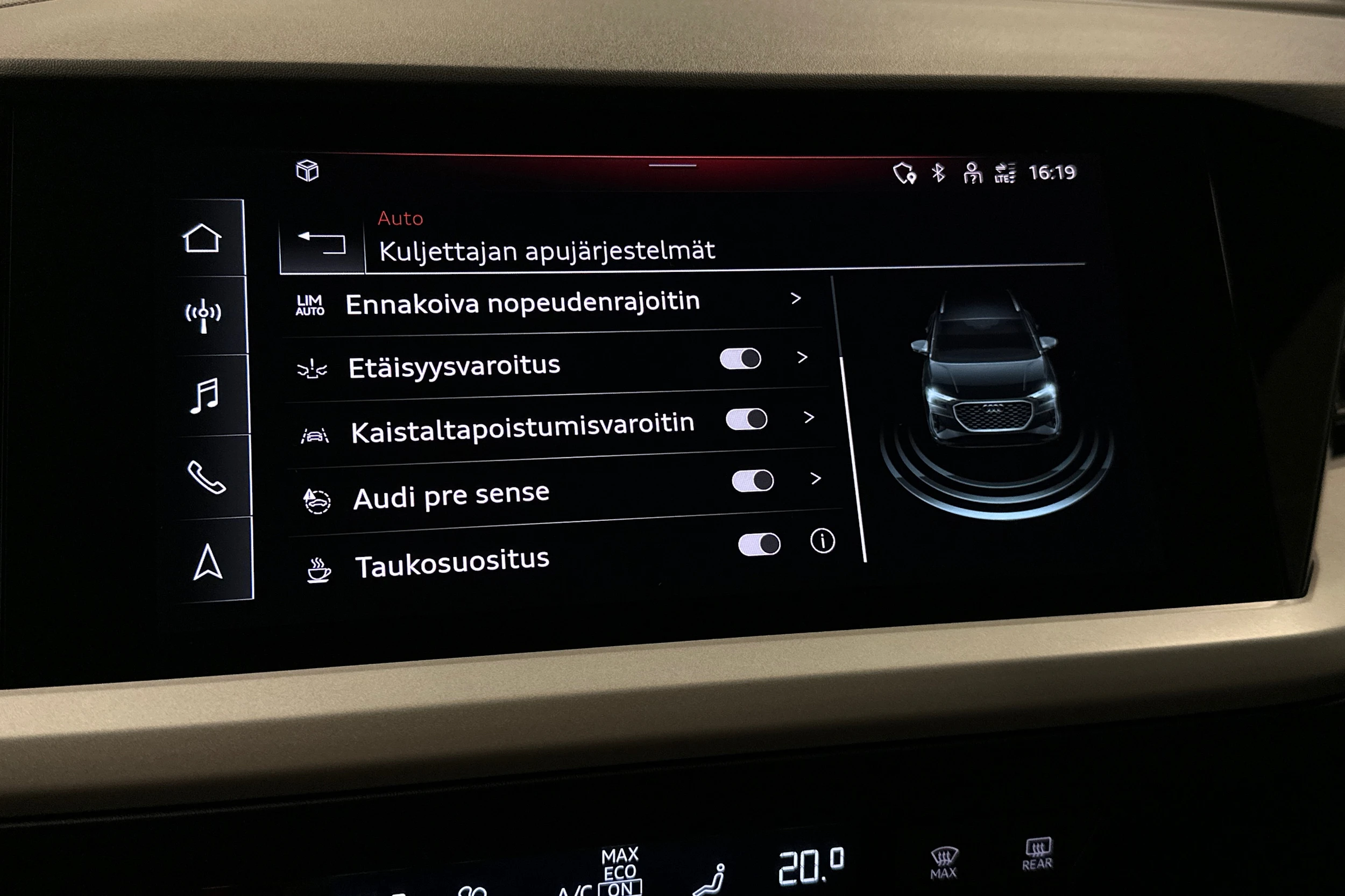 sininen Audi Q4 e-tron 2023 kuva 26.
