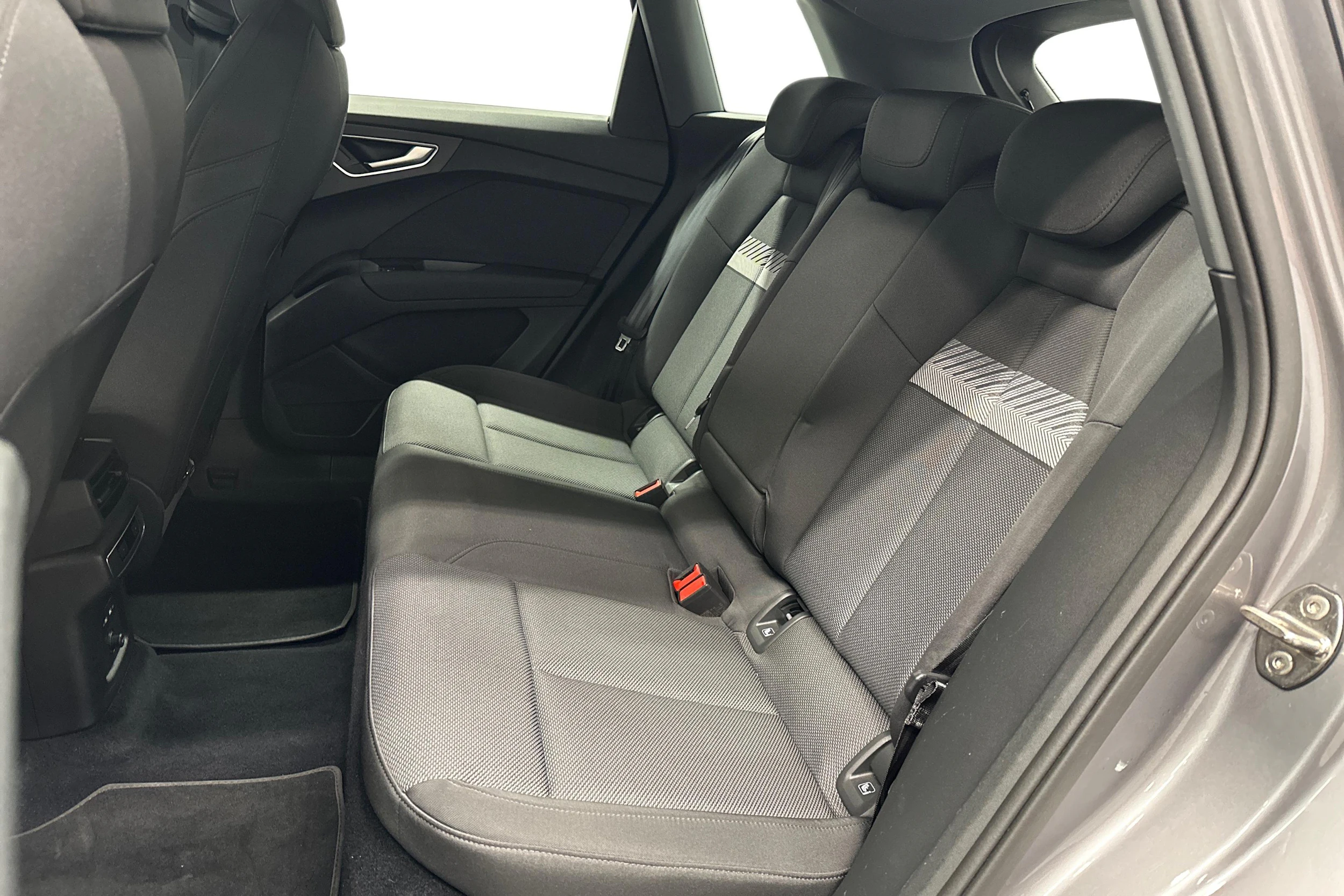 harmaa Audi Q4 e-tron 2023 kuva 8.