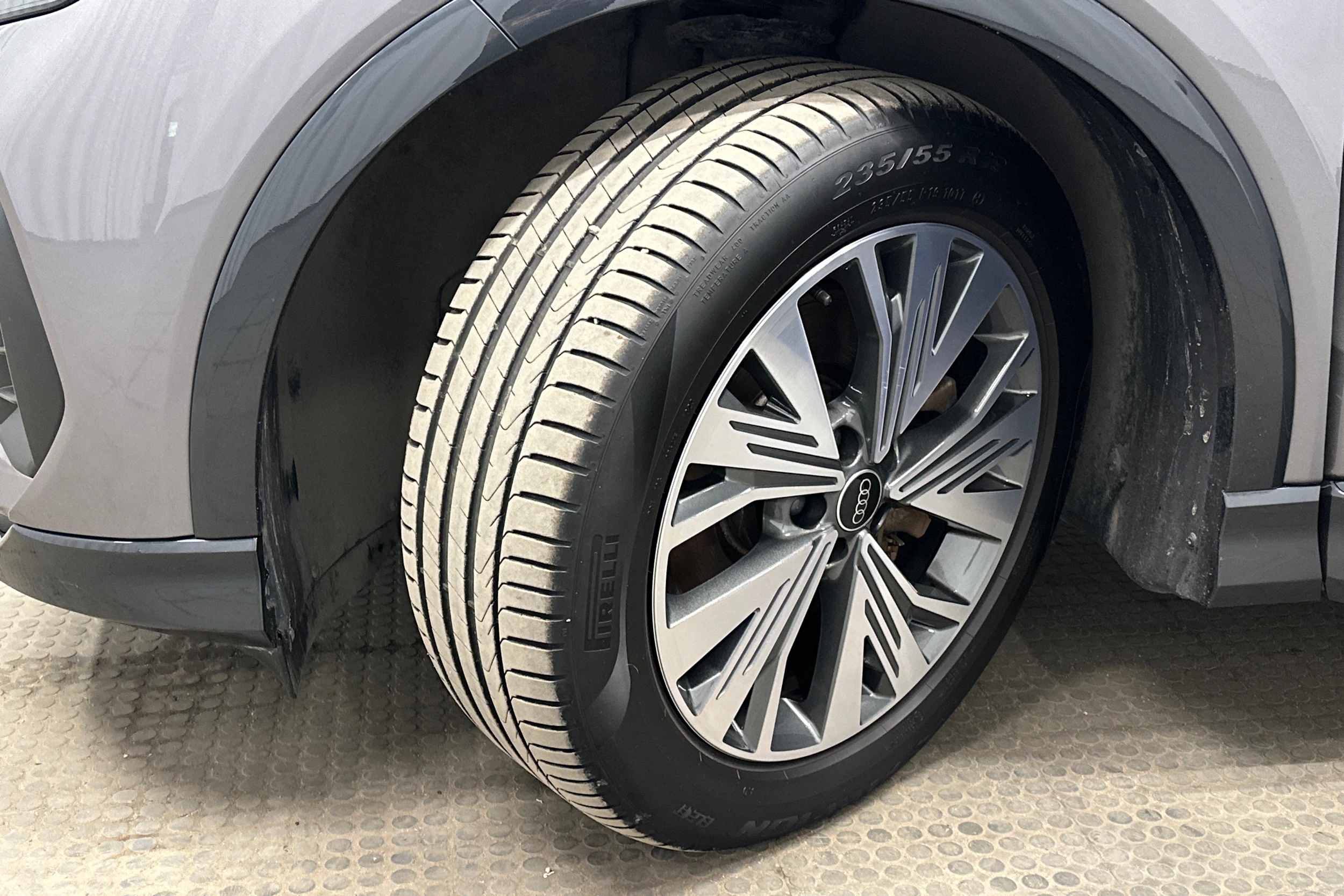 harmaa Audi Q4 e-tron 2023 kuva 10.