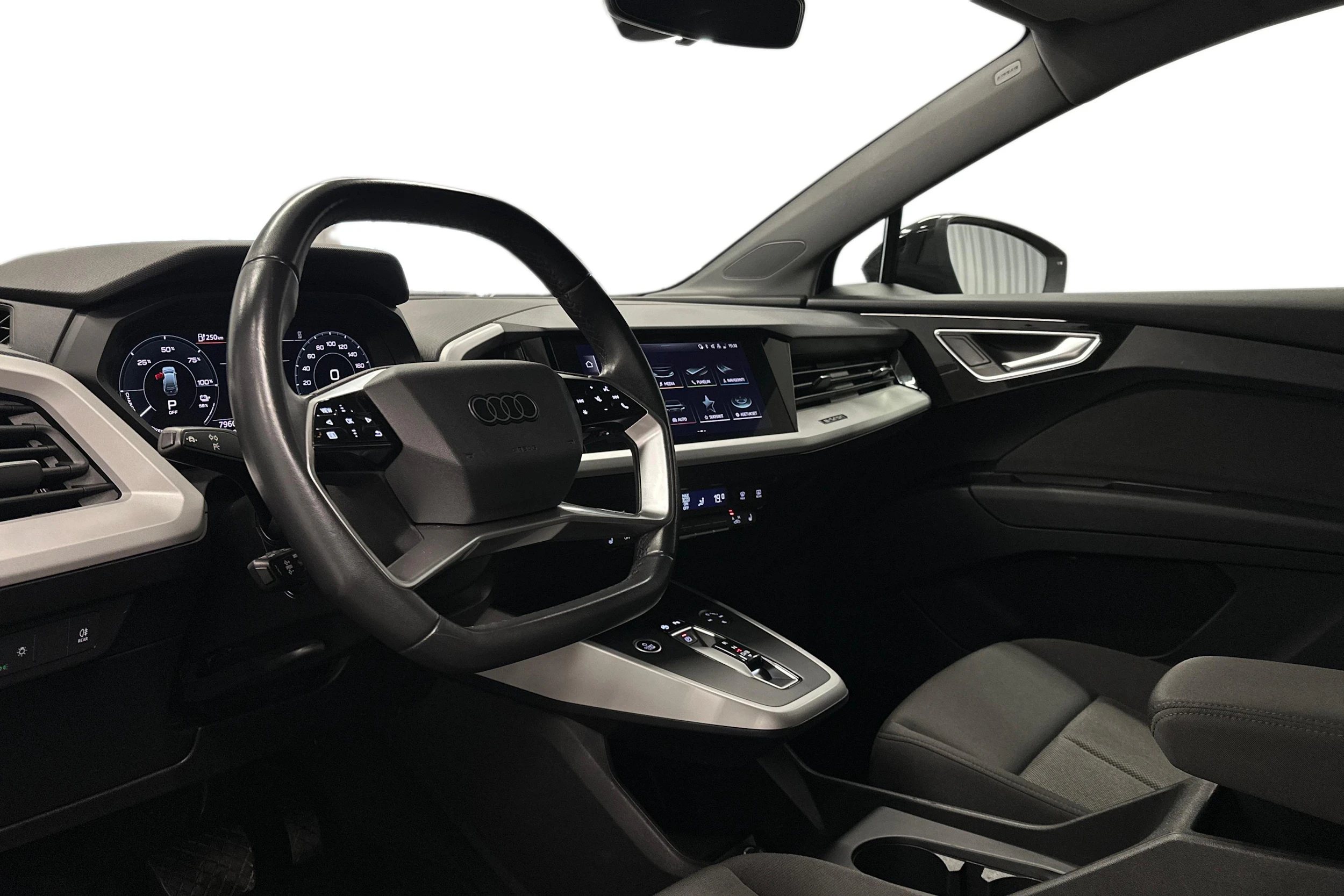 musta Audi Q4 e-tron 2023 kuva 6.