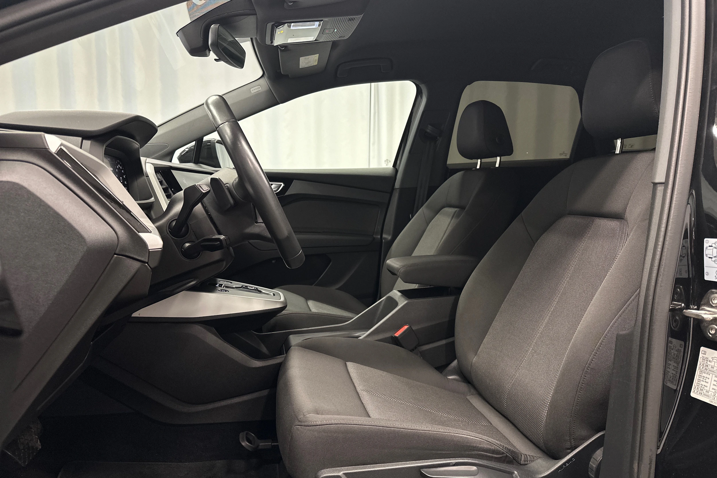 musta Audi Q4 e-tron 2023 kuva 14.