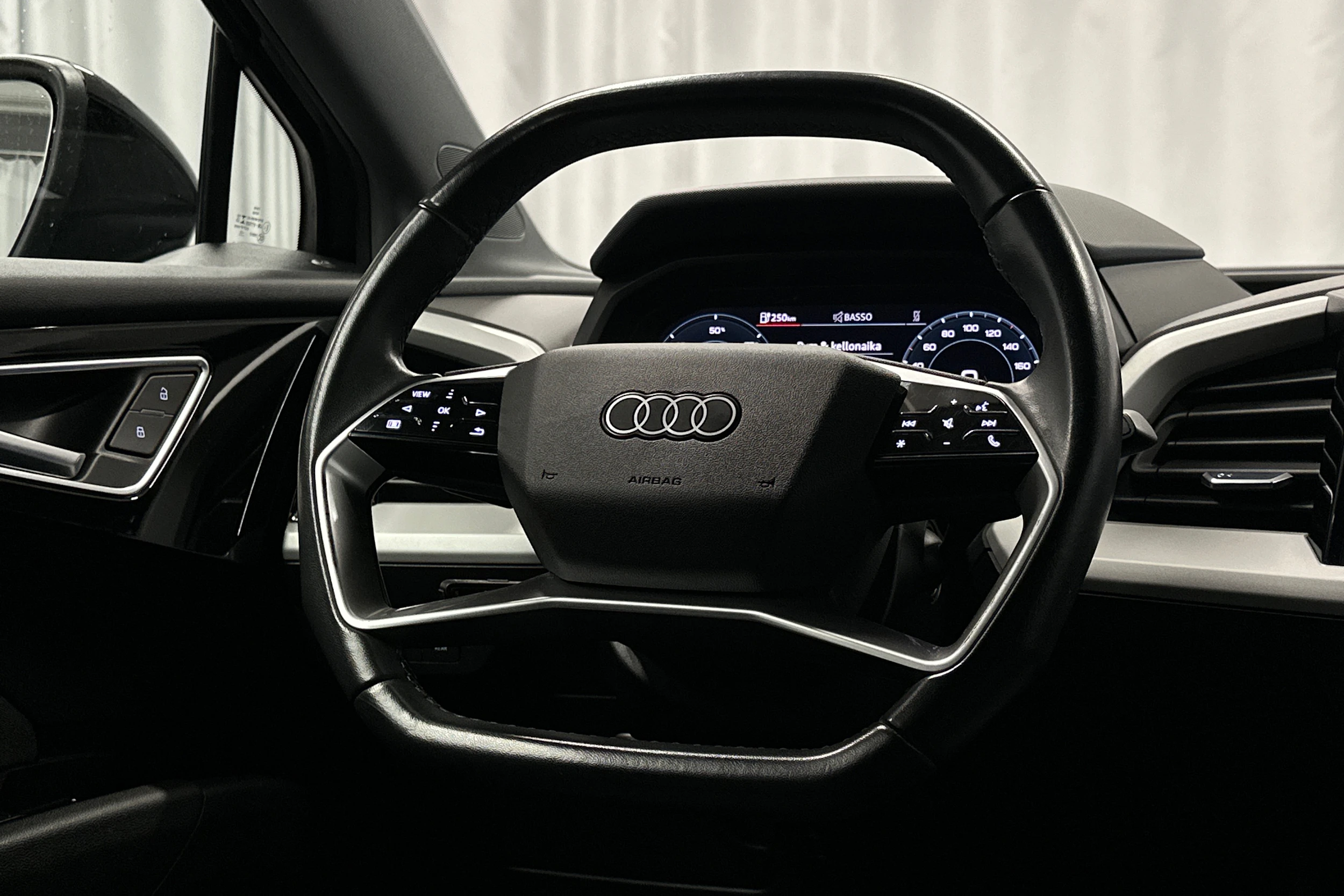 musta Audi Q4 e-tron 2023 kuva 15.