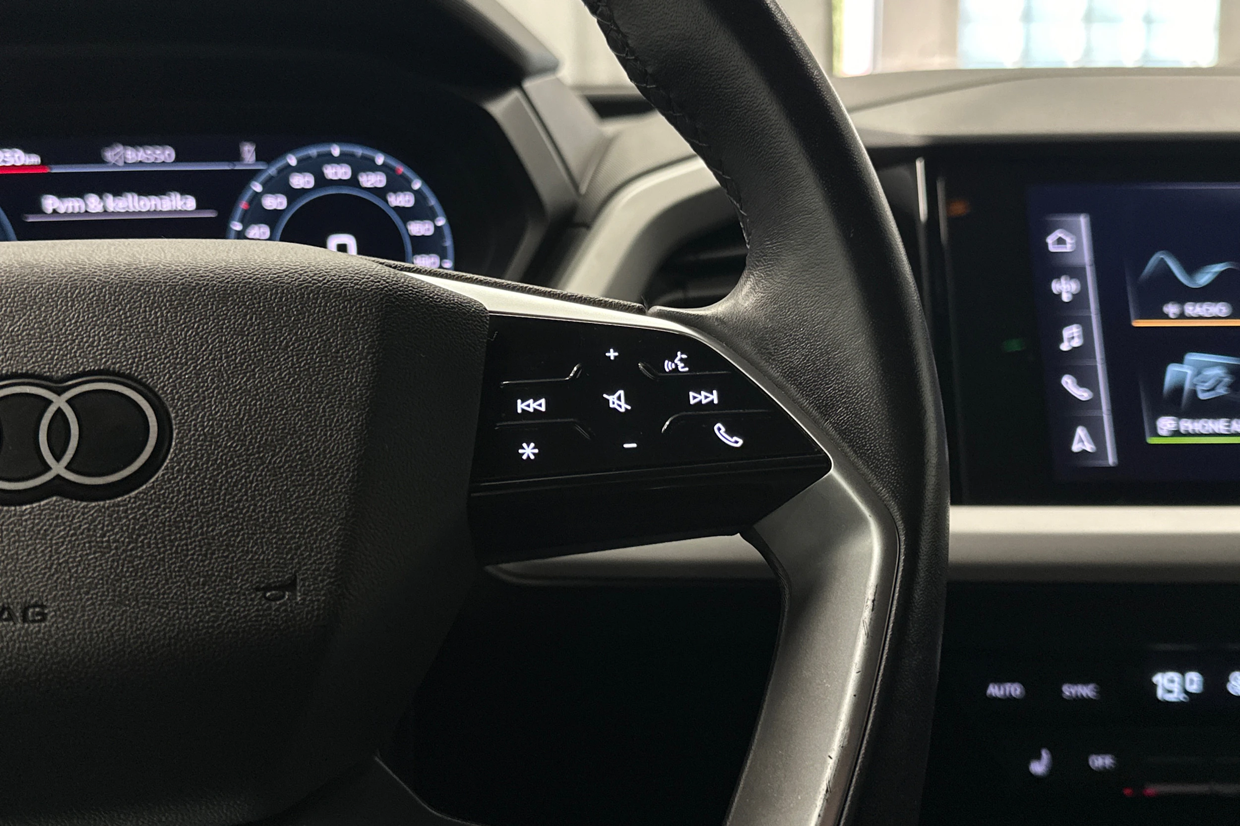 musta Audi Q4 e-tron 2023 kuva 17.