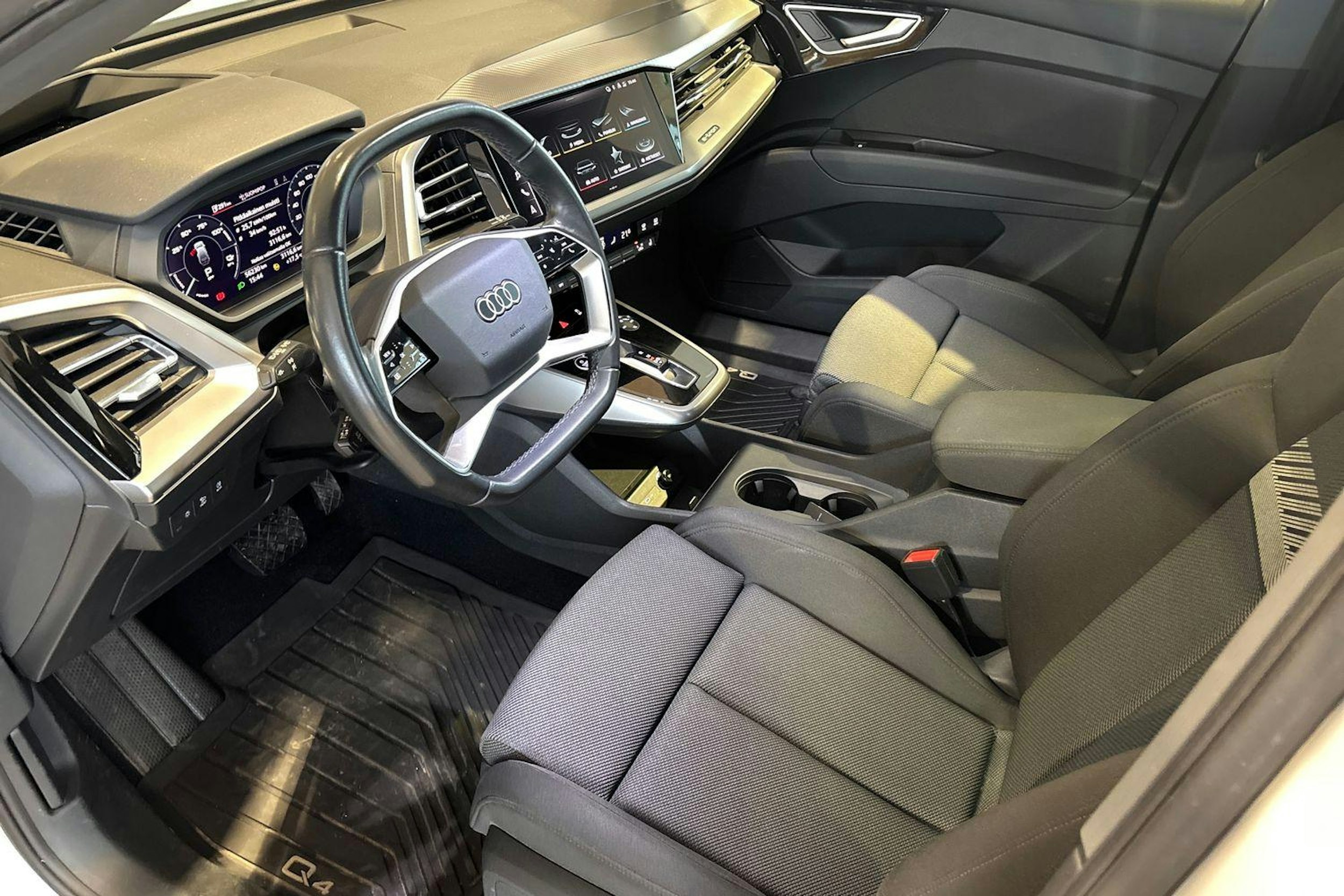 valkoinen Audi Q4 e-tron 2023 kuva 7.