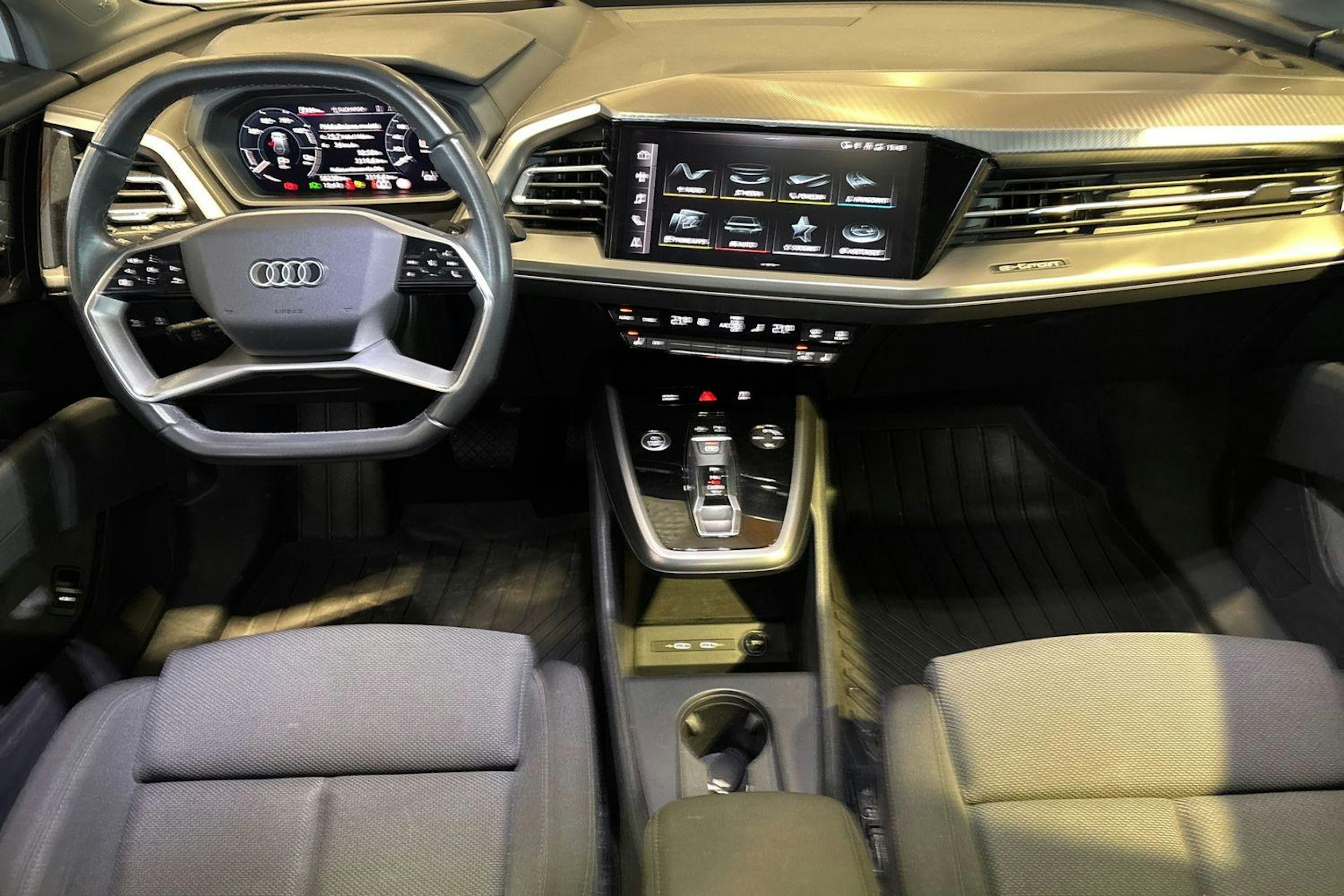 valkoinen Audi Q4 e-tron 2023 kuva 9.