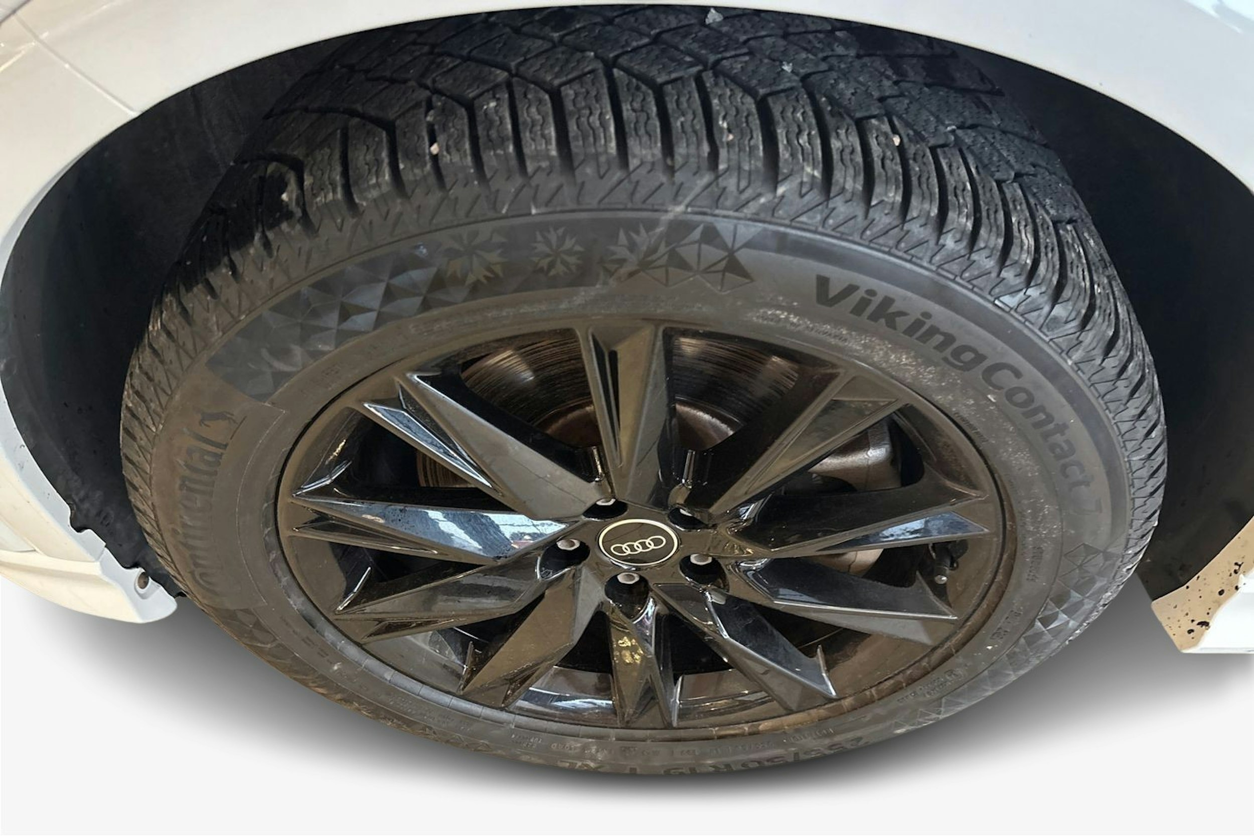 valkoinen Audi Q4 e-tron 2023 kuva 11.