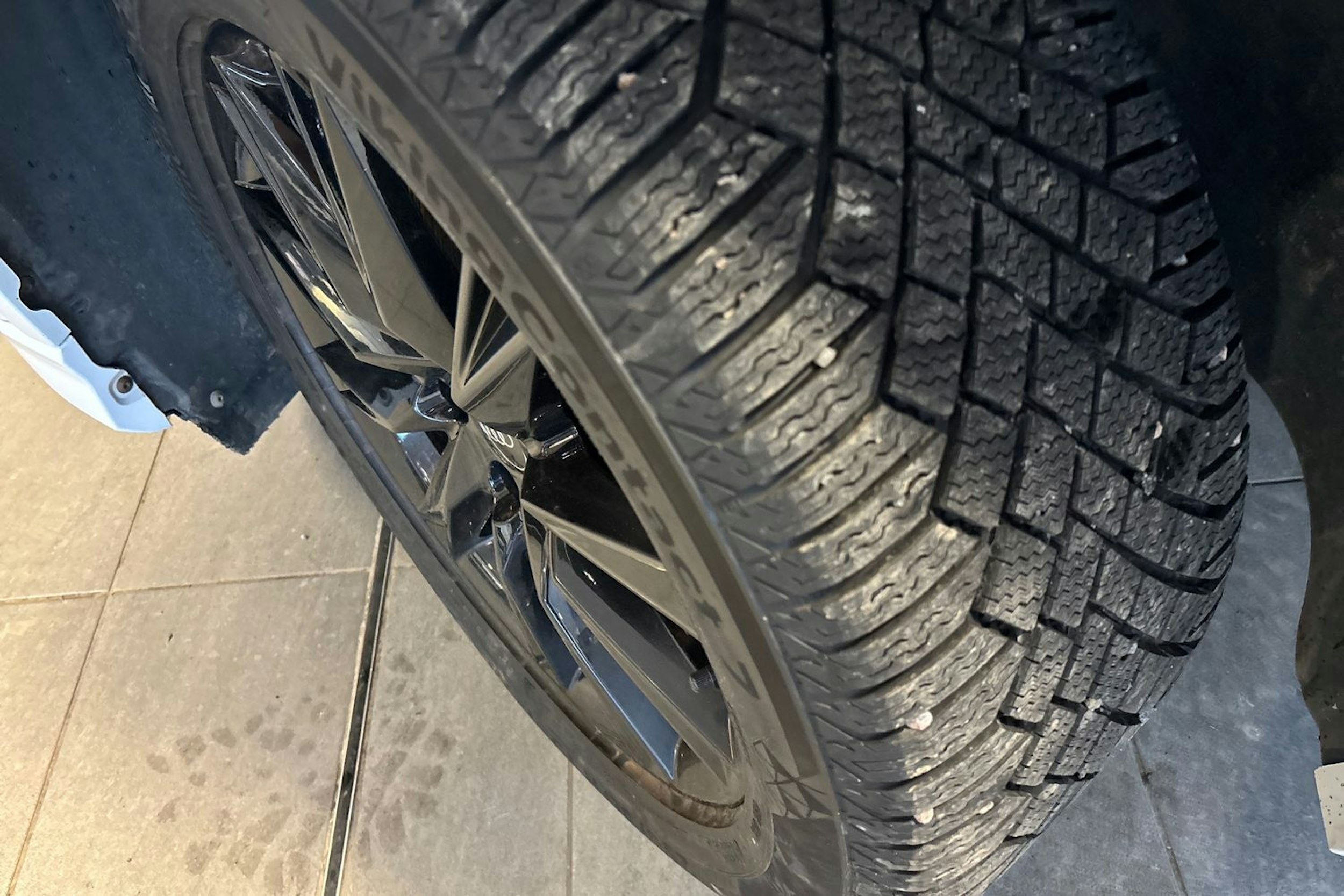 valkoinen Audi Q4 e-tron 2023 kuva 13.