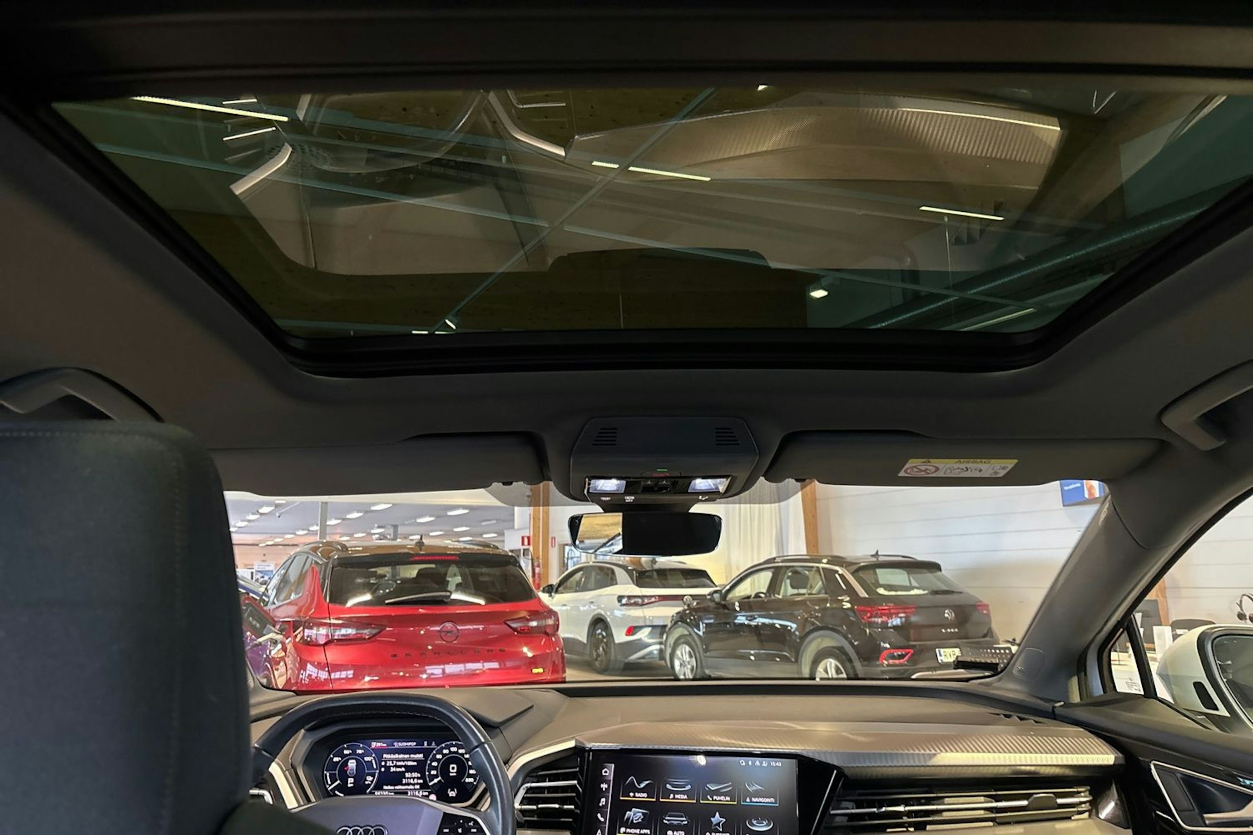 valkoinen Audi Q4 e-tron 2023 kuva 14.