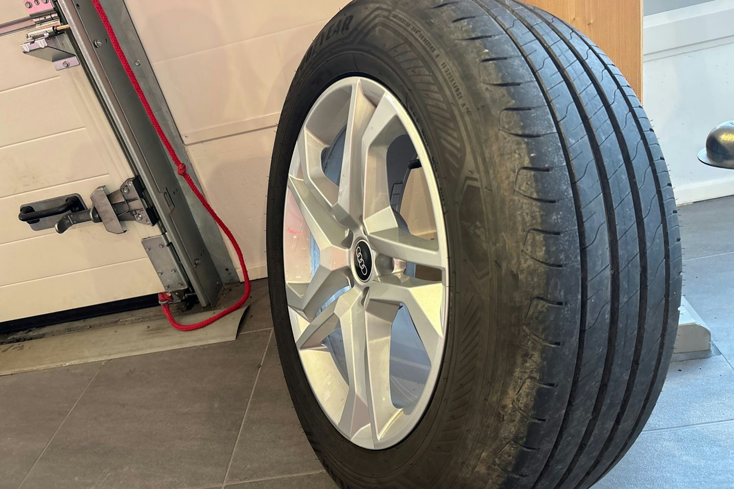 valkoinen Audi Q4 e-tron 2023 kuva 15.