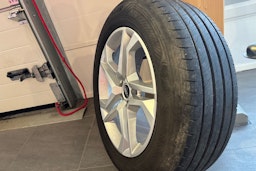 valkoinen Audi Q4 e-tron 2023 kuva 15.